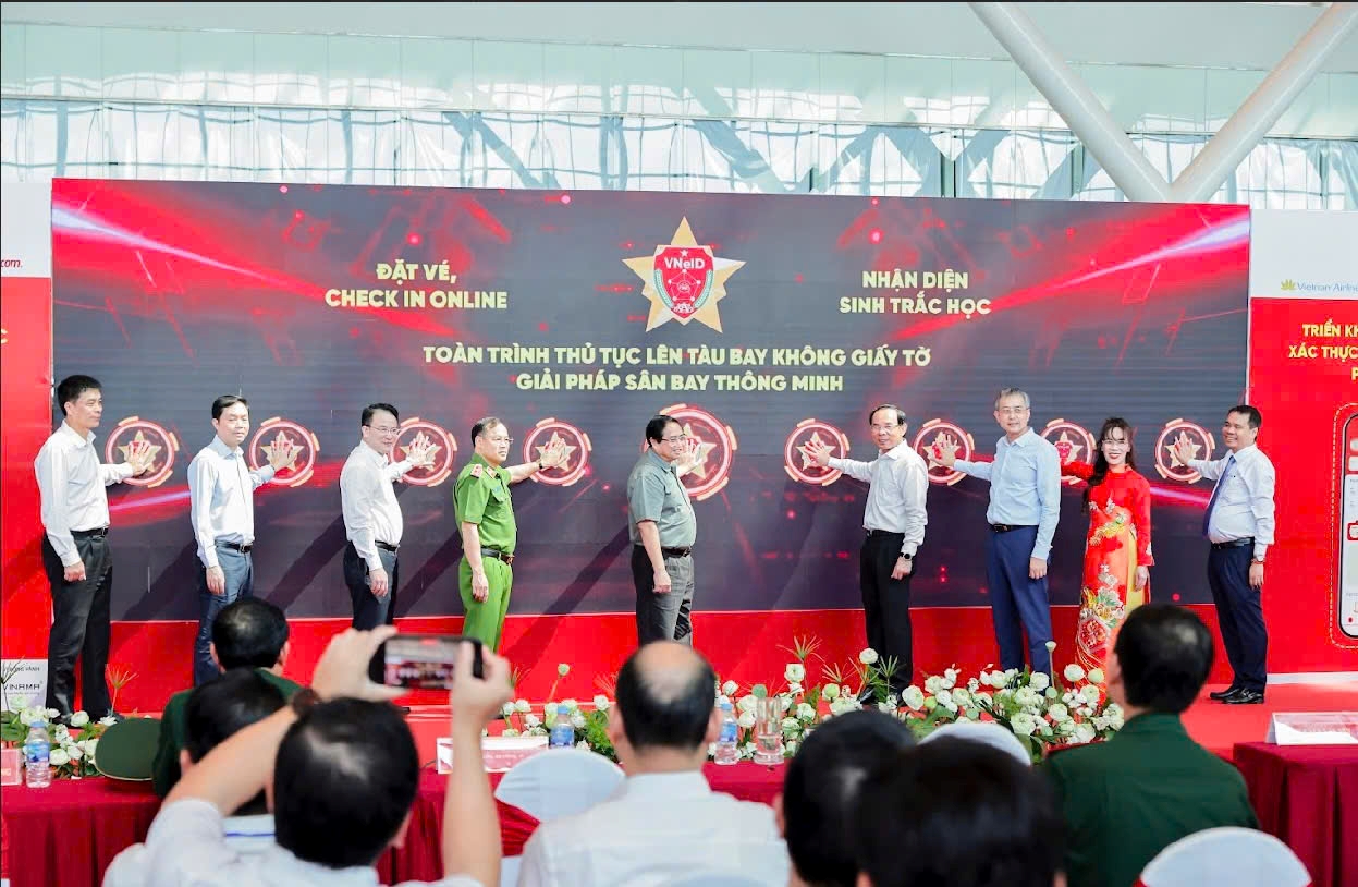 Lễ Công bố triển khai thí điểm giải pháp ứng dụng định danh, xác thực điện tử và nhận diện sinh trắc học phục vụ thủ tục lên tàu bay