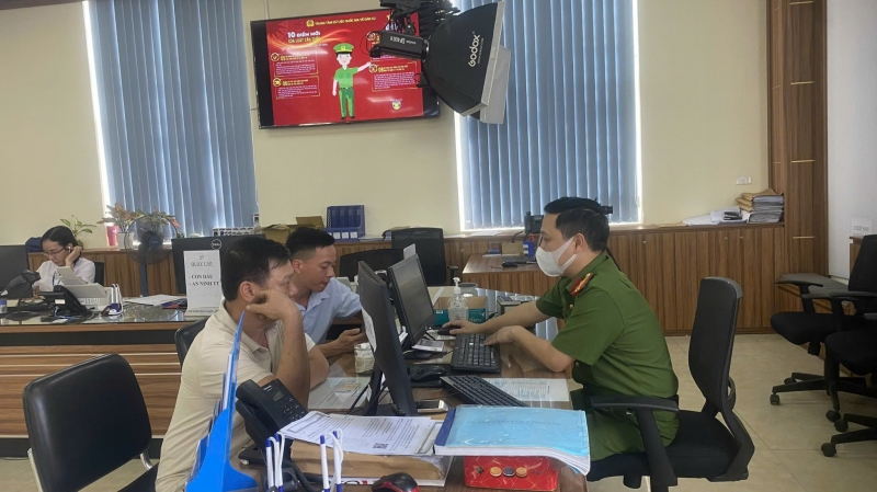 Người dân chỉ cung cấp bản sao Giấy chứng nhận và Căn cước công dân mà không phải công chứng