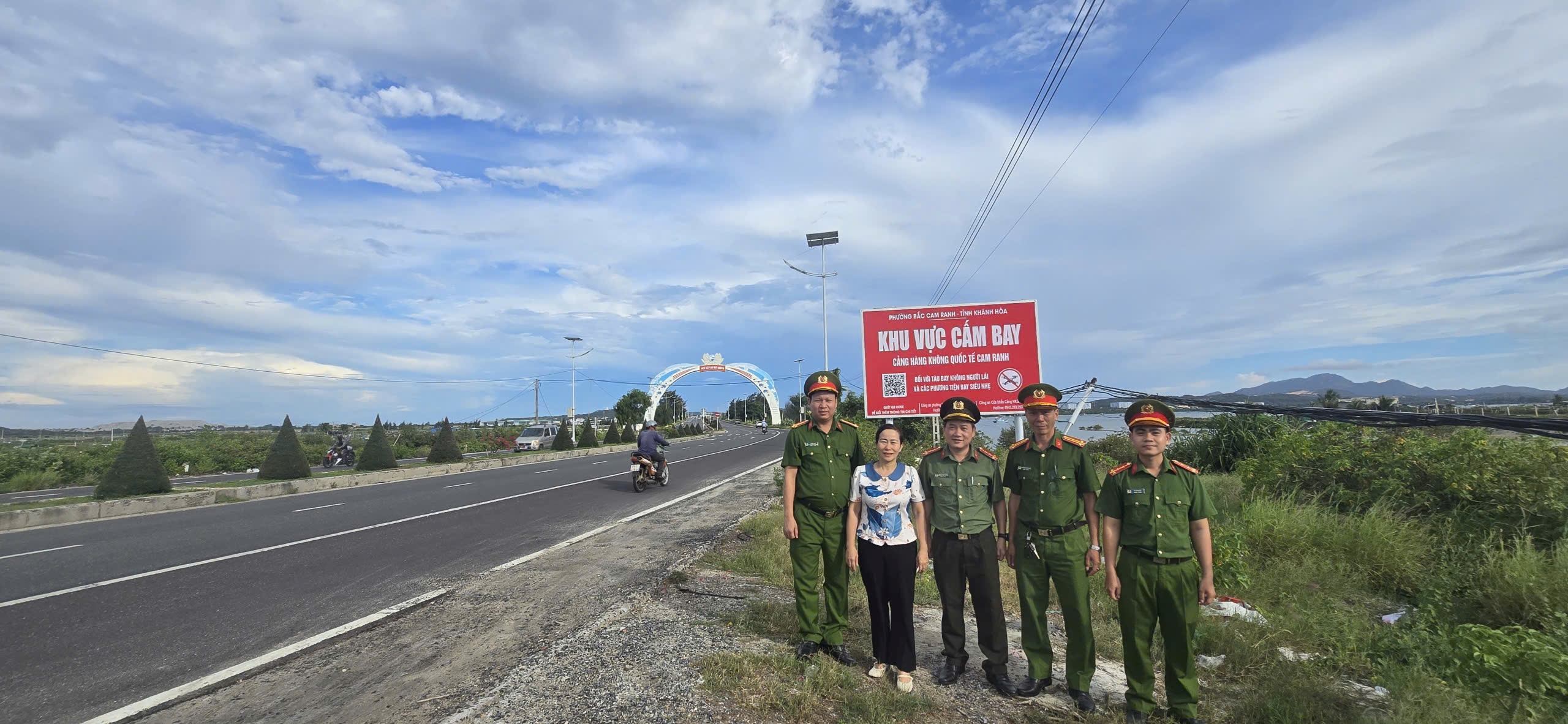 Công an phường Bắc Cam Ranh lắp đặt 10 biển báo 