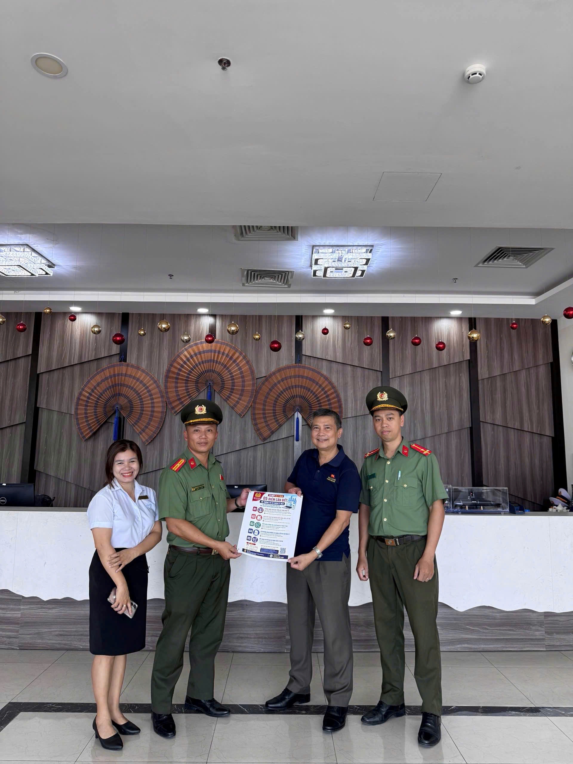 Công an phường Bắc Cam Ranh hướng dẫn 46 cơ sở lưu trú sử dụng phần mềm khai báo mới