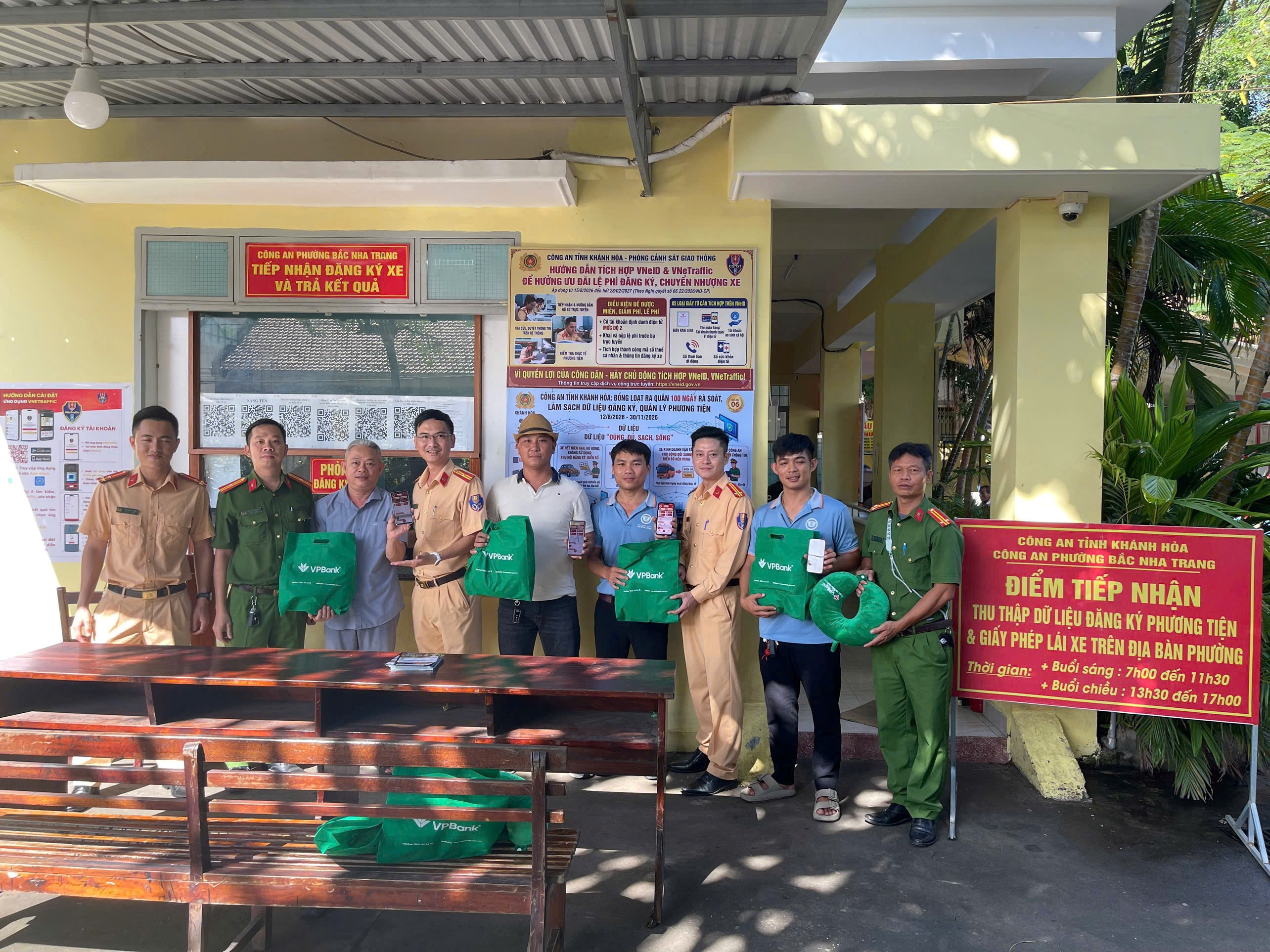 Công an phường Bắc Nha Trang ra quân chiến dịch 30 ngày đồng hành cùng nhân dân làm sạch dữ liệu đăng ký xe