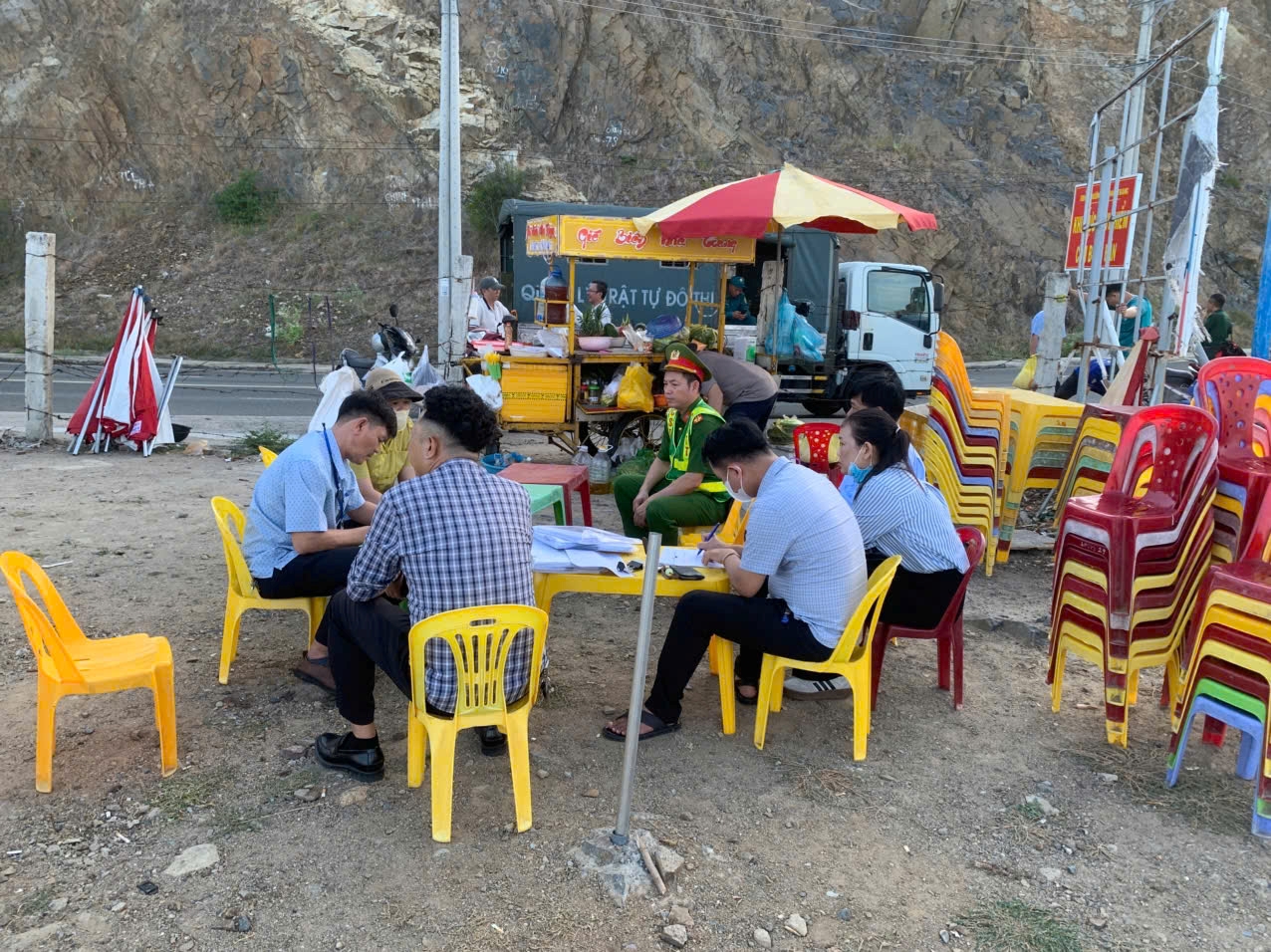 Phường Bắc Nha Trang: Cảnh báo nguy hiểm từ các điểm kinh doanh tự phát sát vực sâu đèo Lương Sơn
