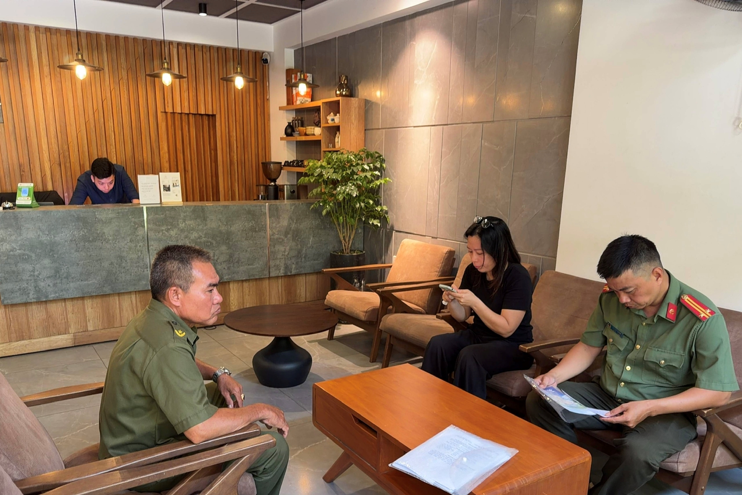 Công an phường Bắc Nha Trang tăng cường kiểm tra, hướng dẫn cơ sở lưu trú thực hiện khai báo tạm trú cho người nước ngoài gắn với phong trào thi đua 