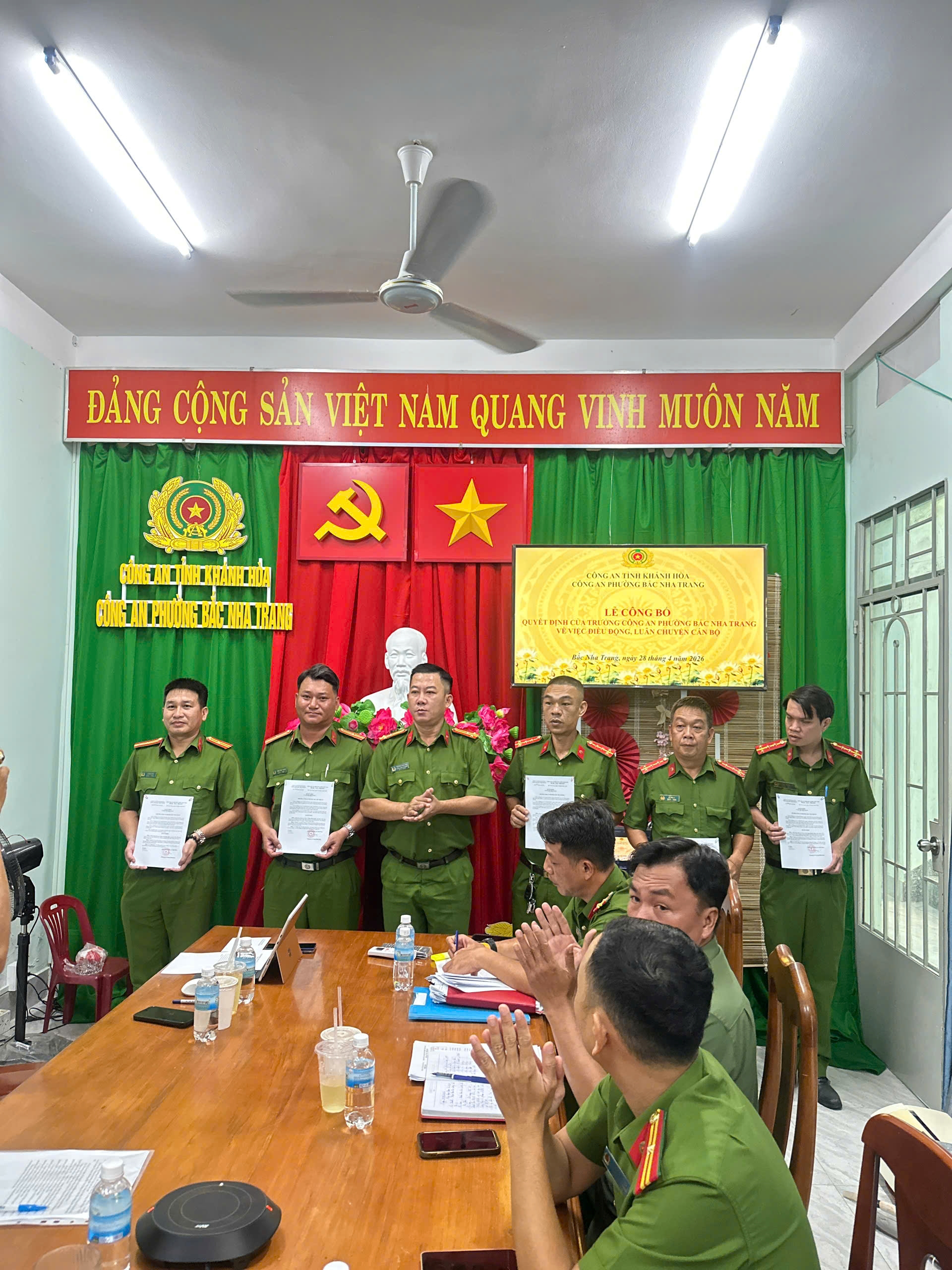 Công an phường Bắc Nha Trang công bố Quyêt định của Trưởng Công an phường về việc điều động cán bộ