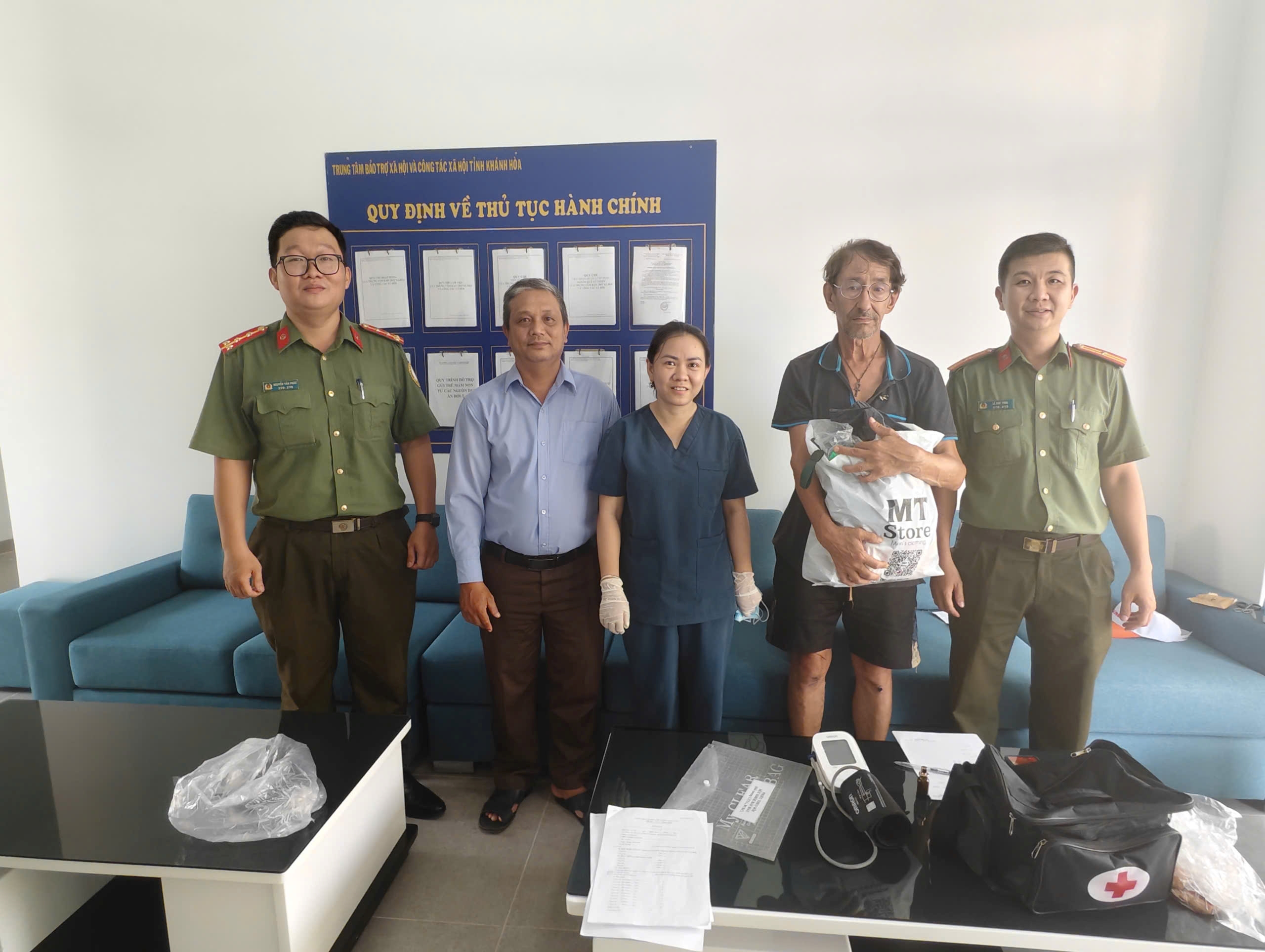 Công an phường Bắc Nha Trang hỗ trợ người nước ngoài không nơi cư trú vào Trung tâm bảo trợ xã hội