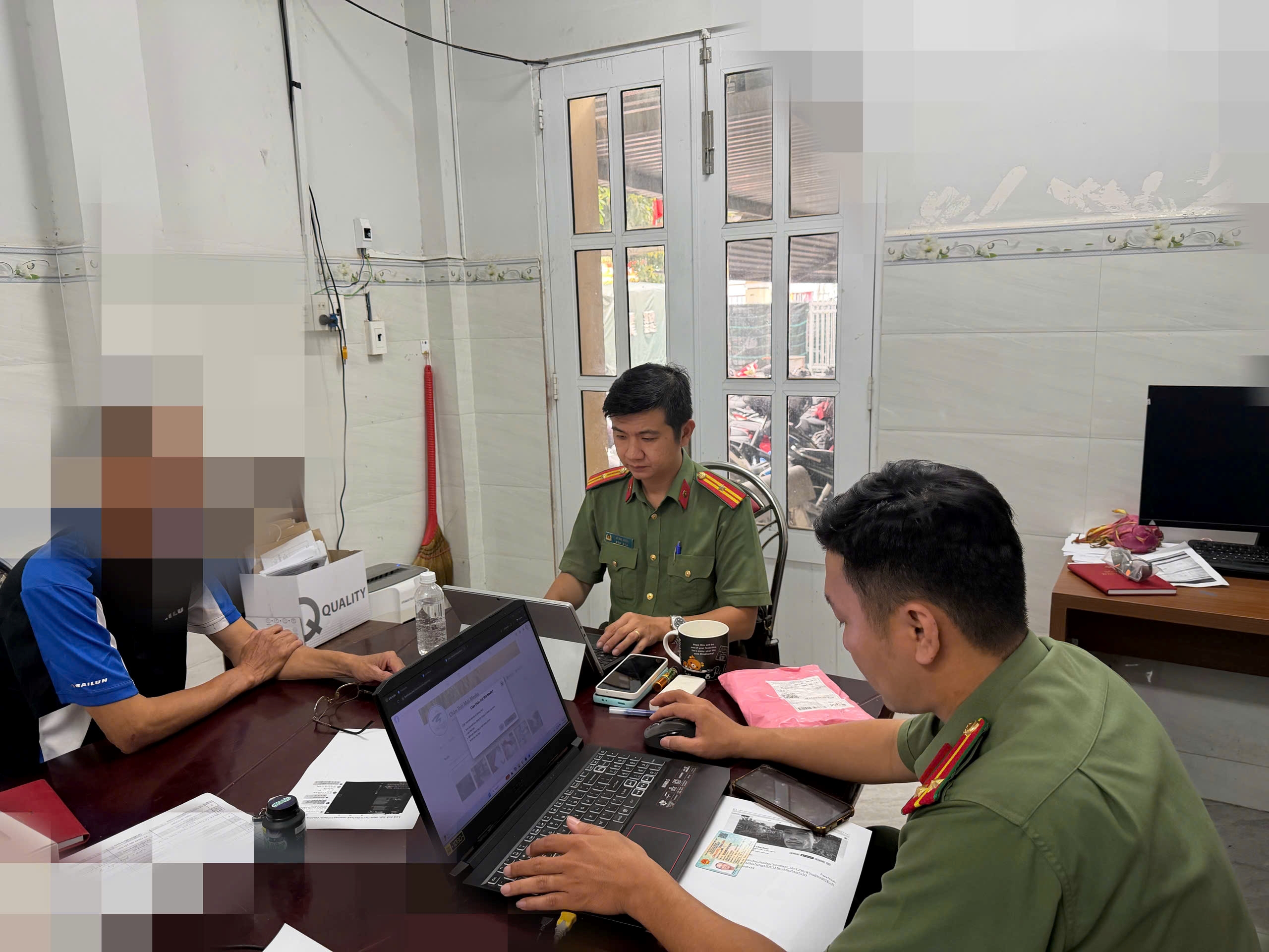 Công an phường Bắc Nha Trang làm việc, tuyên truyền, giáo dục một số trường hợp có hoạt động tương tác nội dung xấu, độc trên mạng xã hội