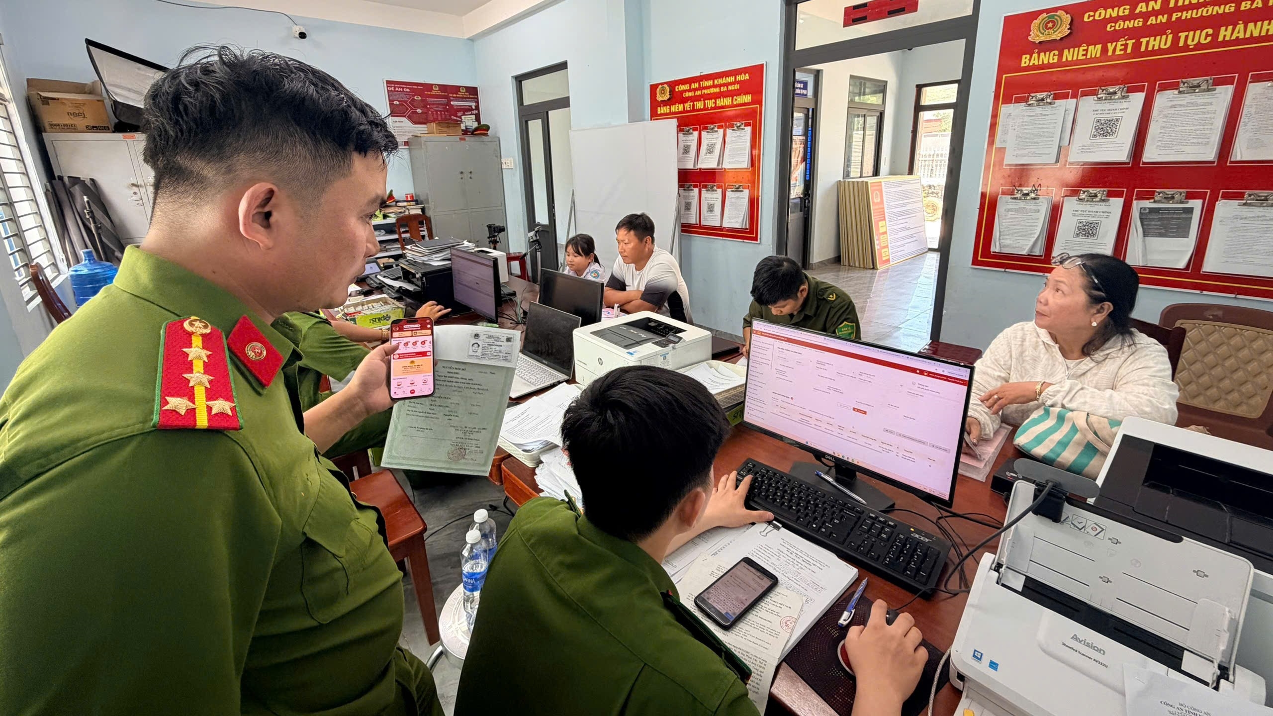 Công an phường Ba Ngòi tăng cường thực hiện đợt cao điểm căn cước & định danh điện tử VNEID (giai đoạn 2).