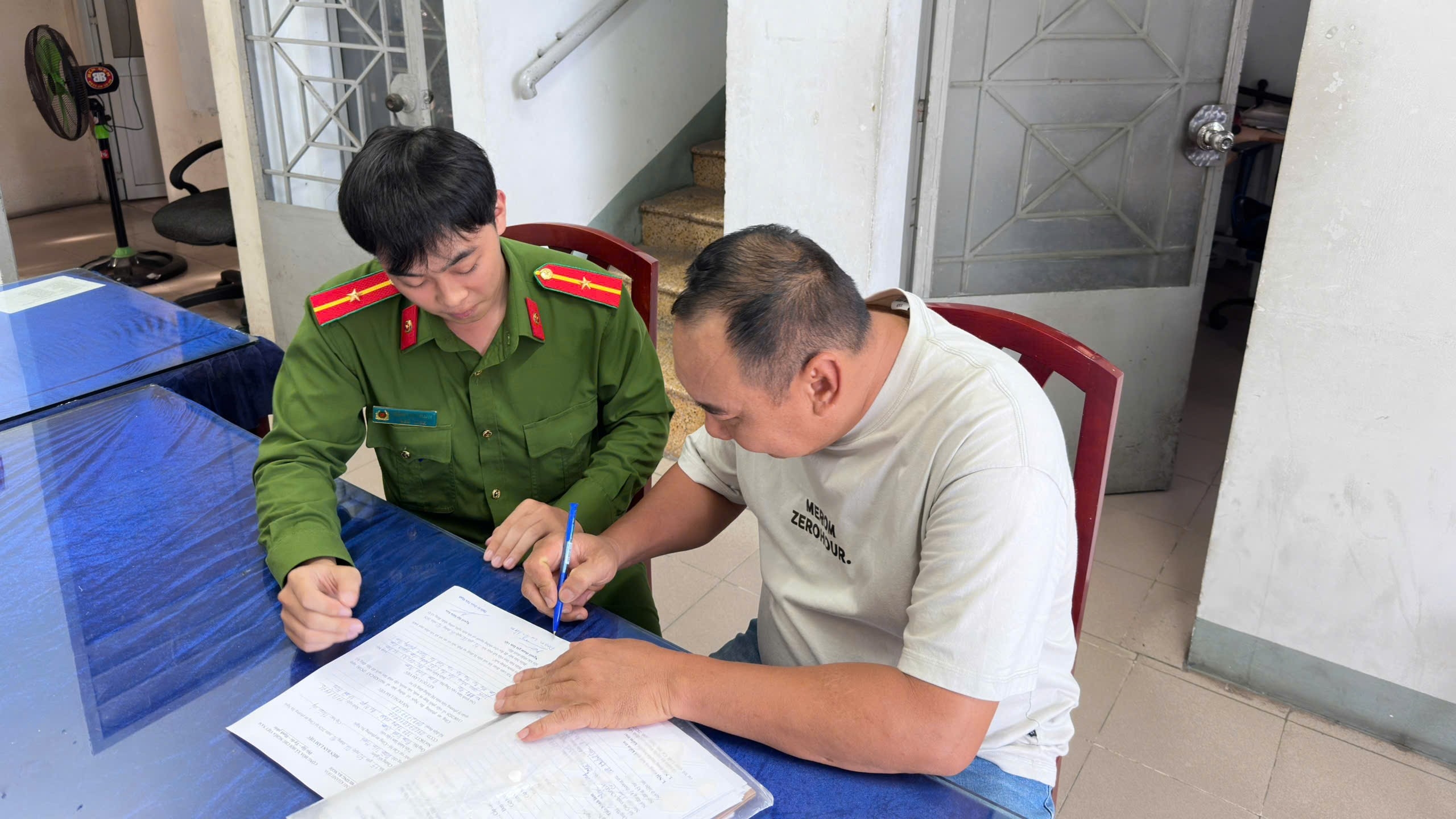 Công an phường Ba Ngòi cao điểm chuẩn hóa dữ liệu giấy phép lái xe trên VNEID