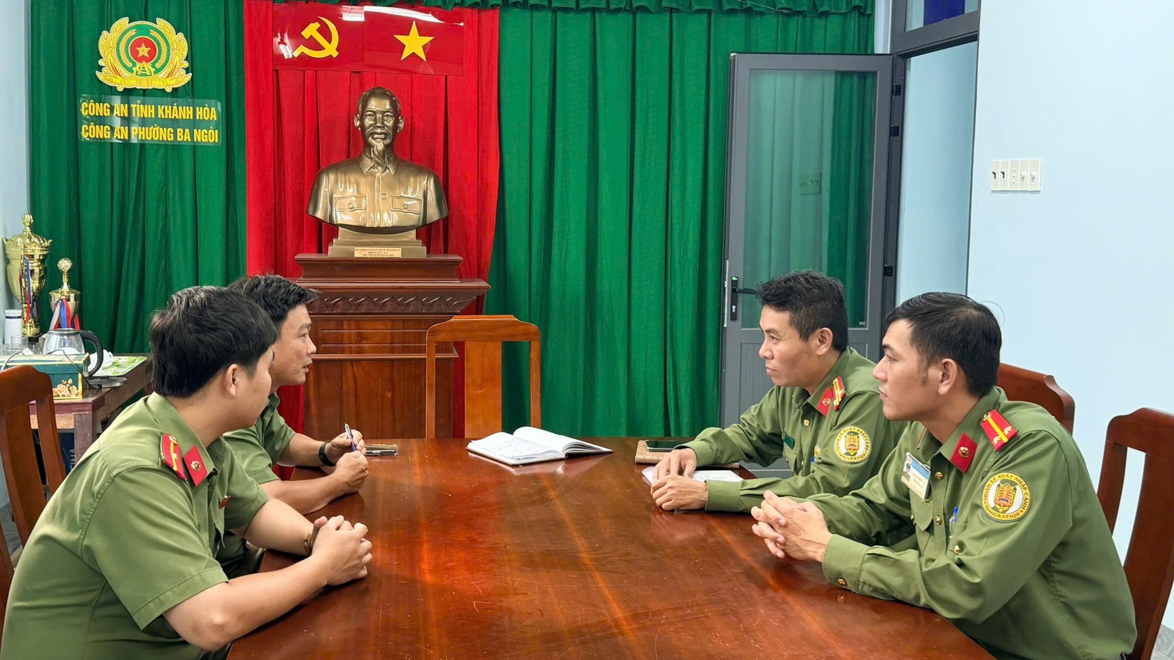 Công an phường Ba Ngòi phối hợp Cảng hàng không Cam Ranh xác định vùng cấm bay đối với thiết bị bay không người lái (UAV/Flycam).