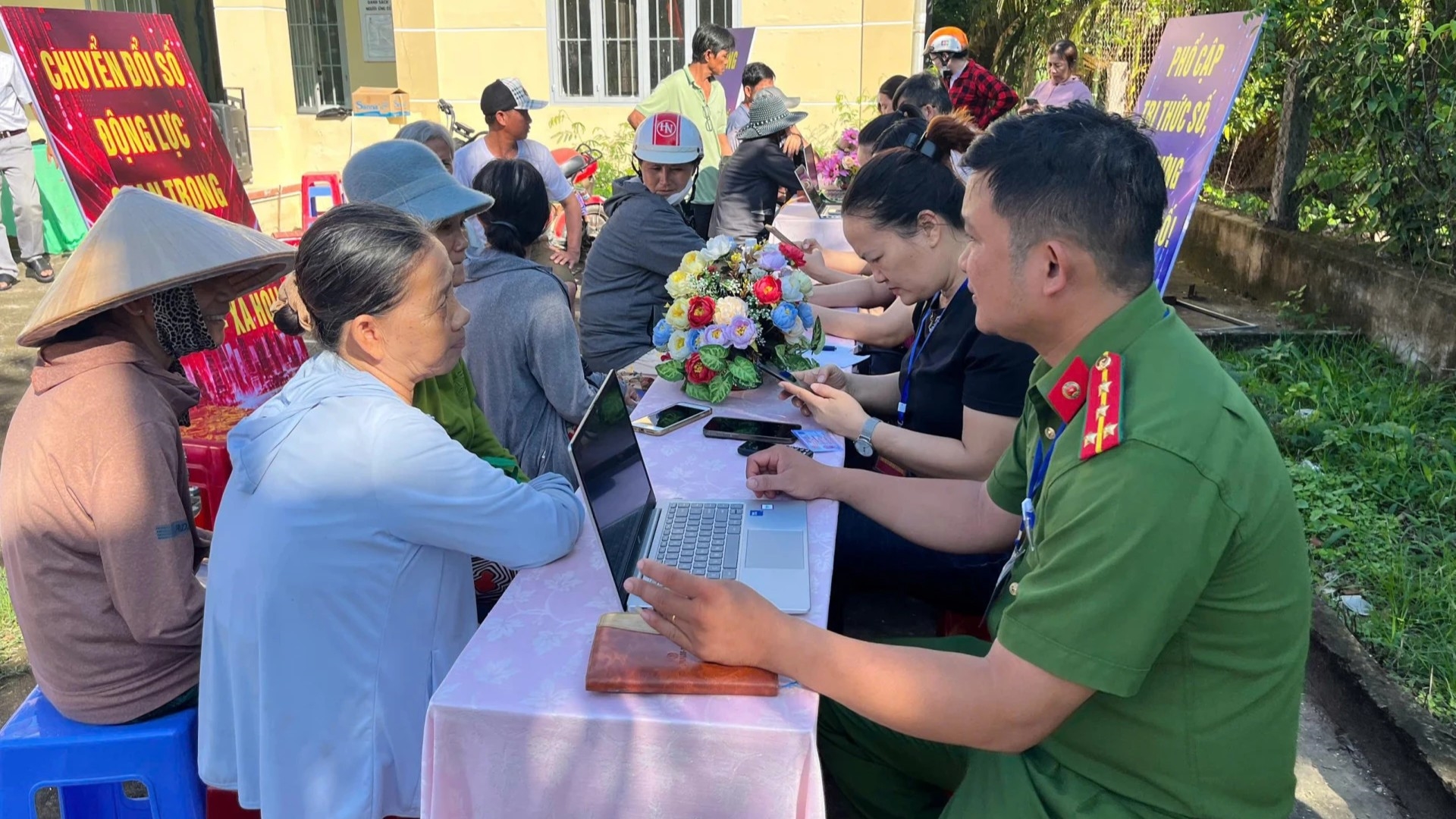 Công an phường Ba Ngòi ra quân hướng dẫn kỹ năng số cho người dân tại Tổ dân phố Hòa Bình và Giải Phóng.