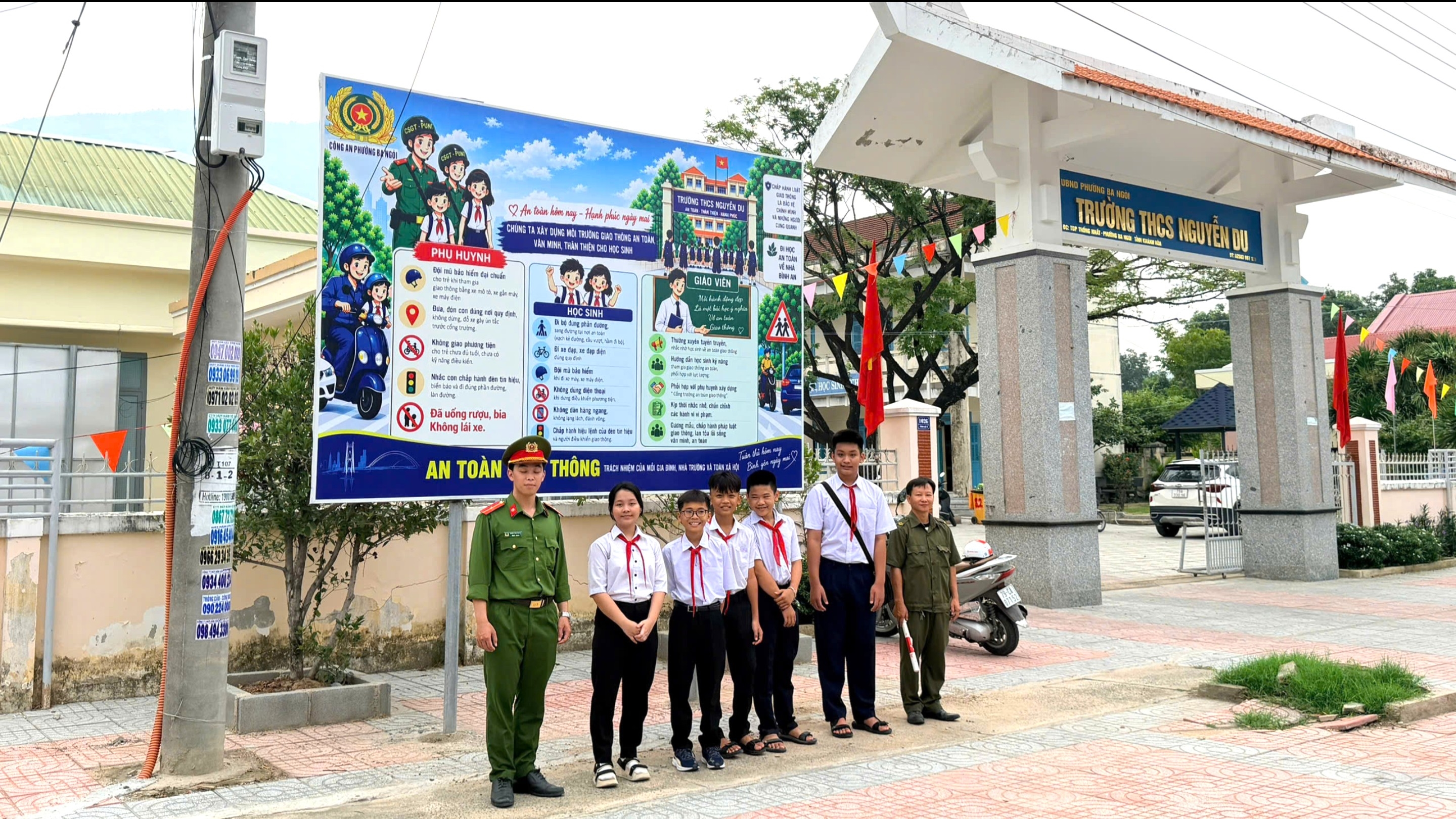 Công an phường Ba Ngòi tuyên truyền Luật giao thông đường bộ cho học sinh đến trường tại trường THCS Nguyễn Du