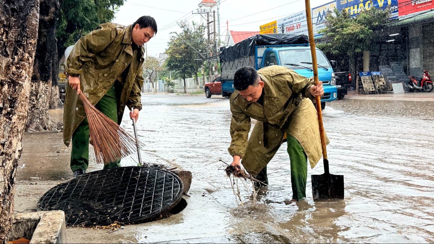 Công an phường Ba Ngòi: Khắc sâu tinh thần “gần dân nhất”, chủ động khơi thông cống rãnh chống ngập trên tuyến đường Tỉnh lộ 9