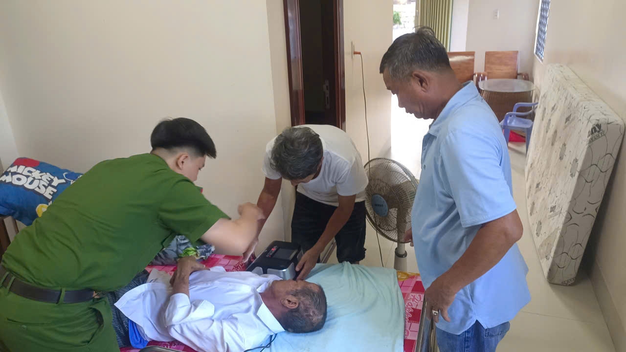 Thực hiện phong trào thi đua “Ba nhất”: Công an phường Ba Ngòi tập trung cấp căn cước công dân tận nơi cho người già yếu, bệnh tật