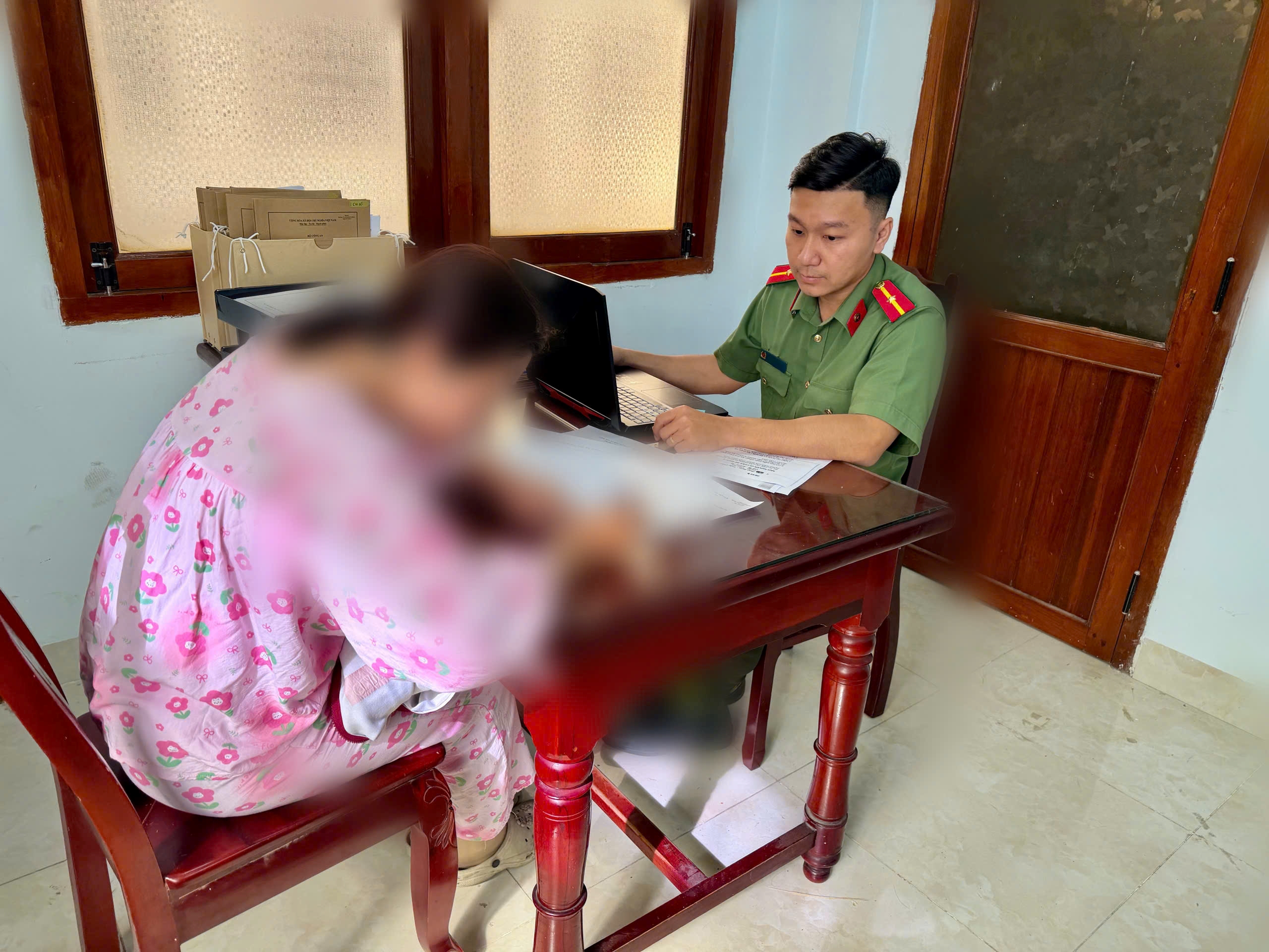 Công an phường Bảo An xác minh, làm rõ thông tin phản ánh chưa chính xác về việc phơi lúa trên lòng, lề đường