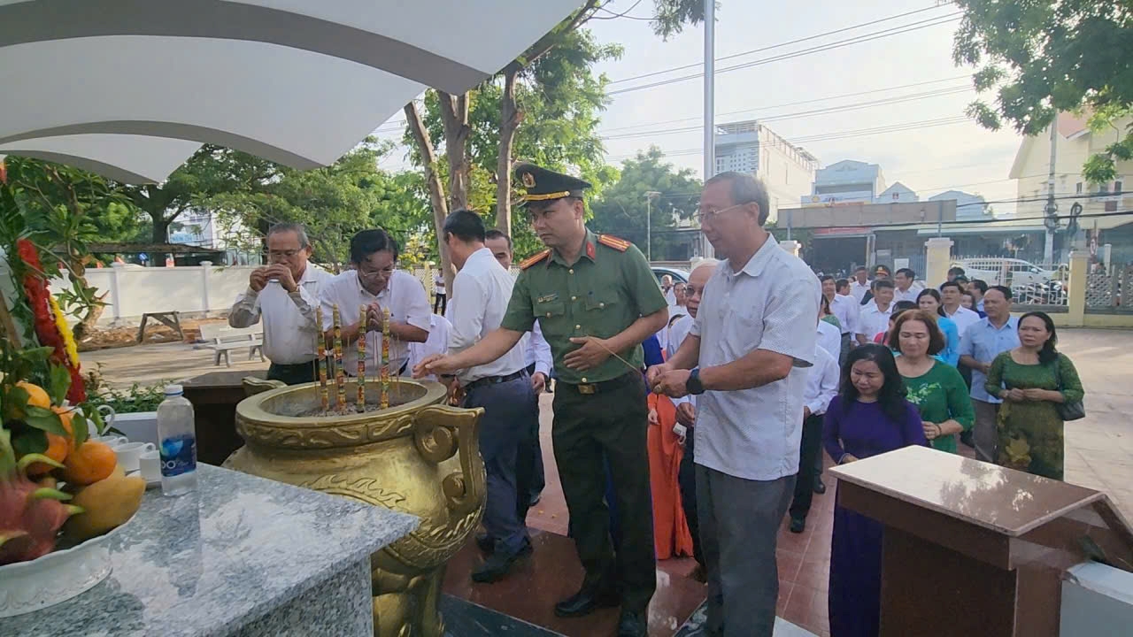 Công an phường Bảo An dâng hương tại Đài tưởng niệm các anh hùng liệt sĩ nhân kỷ niệm Ngày sinh Chủ tịch Hồ Chí Minh 19/5