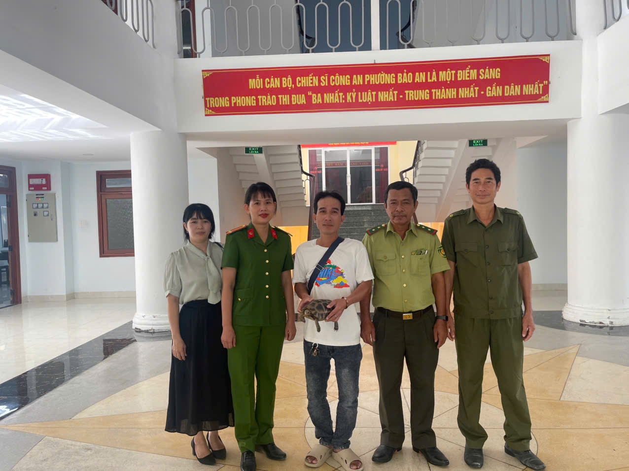 Công an phường Bảo An tiếp nhận cá thể rùa núi vàng do người dân tự nguyện giao nộp