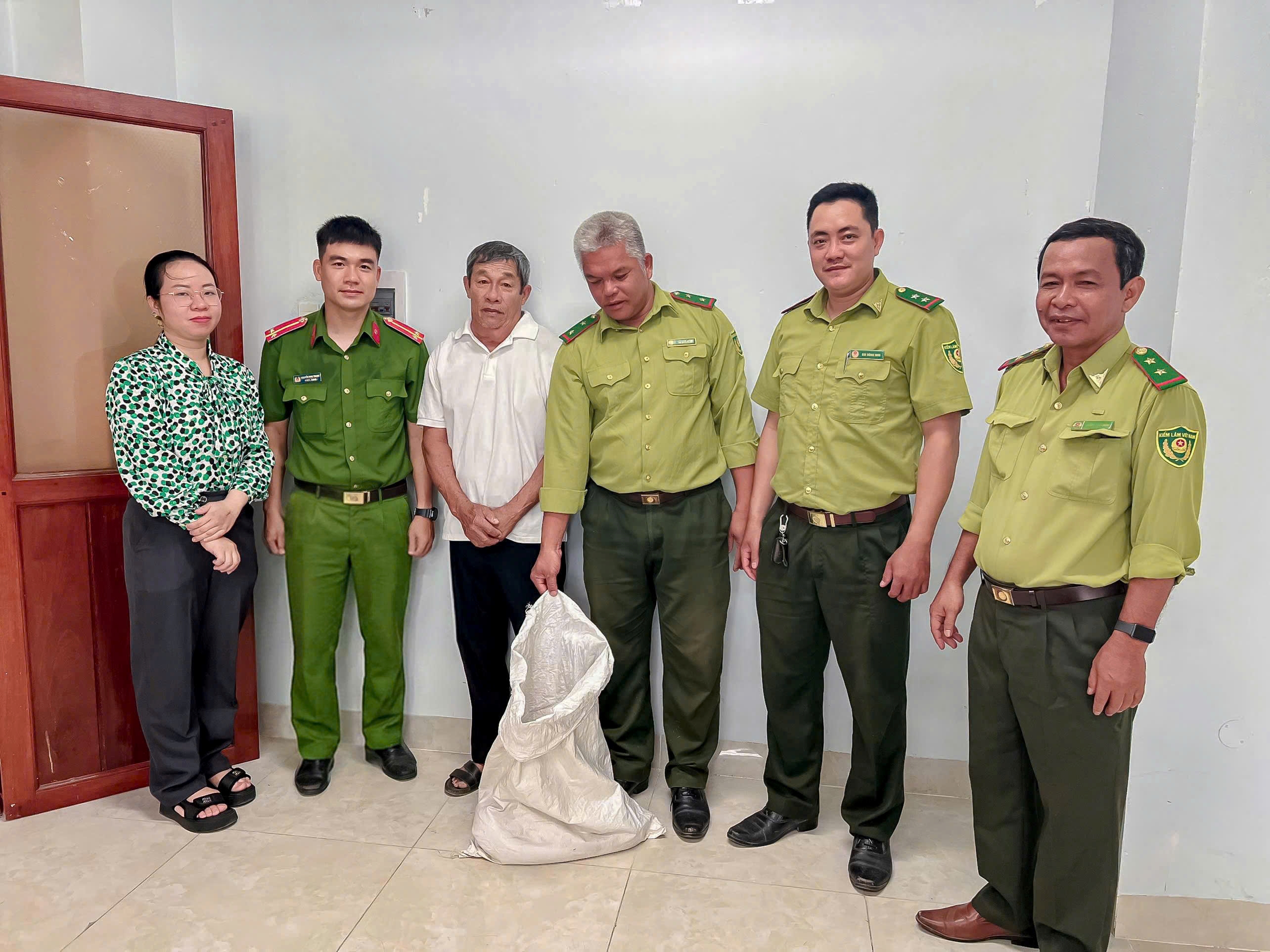 Công an phường Bảo An bàn giao cá thể trăn đất quý hiếm về cơ quan chức năng