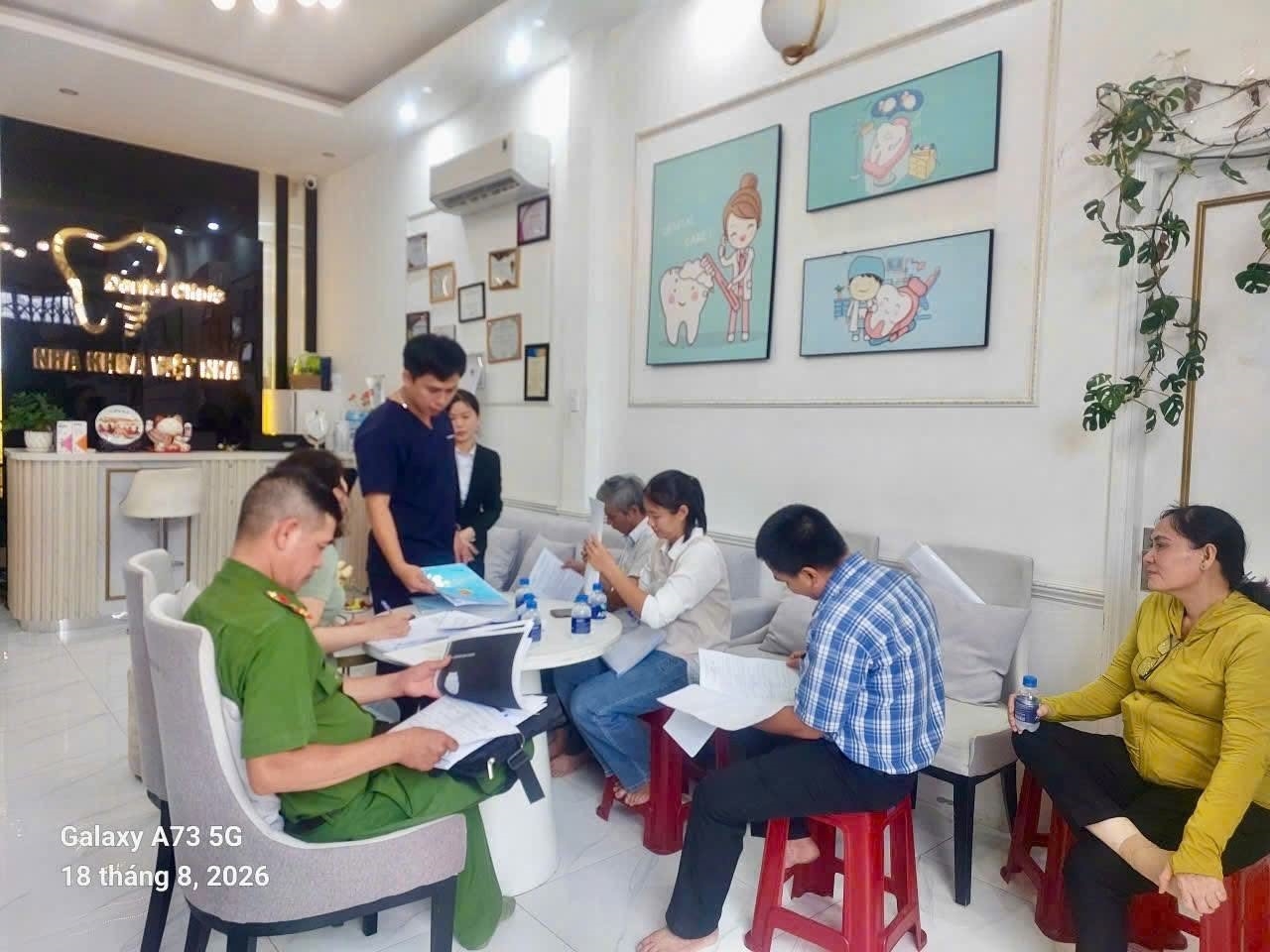 Công an phường Cam Linh tăng cường phối hợp kiểm tra an toàn thực phẩm và hoạt động kinh doanh trong lĩnh vực y tế