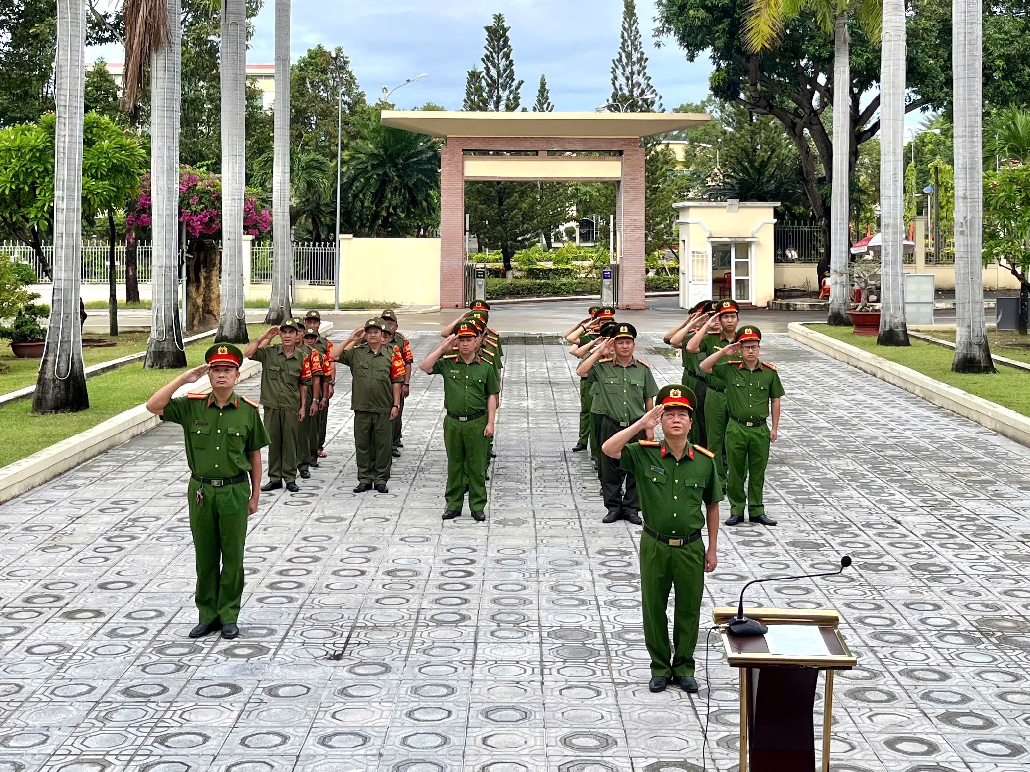 Công an phường Cam Ranh tổ chức chào cờ đầu tháng 6 và triển khai nhiệm vụ công tác