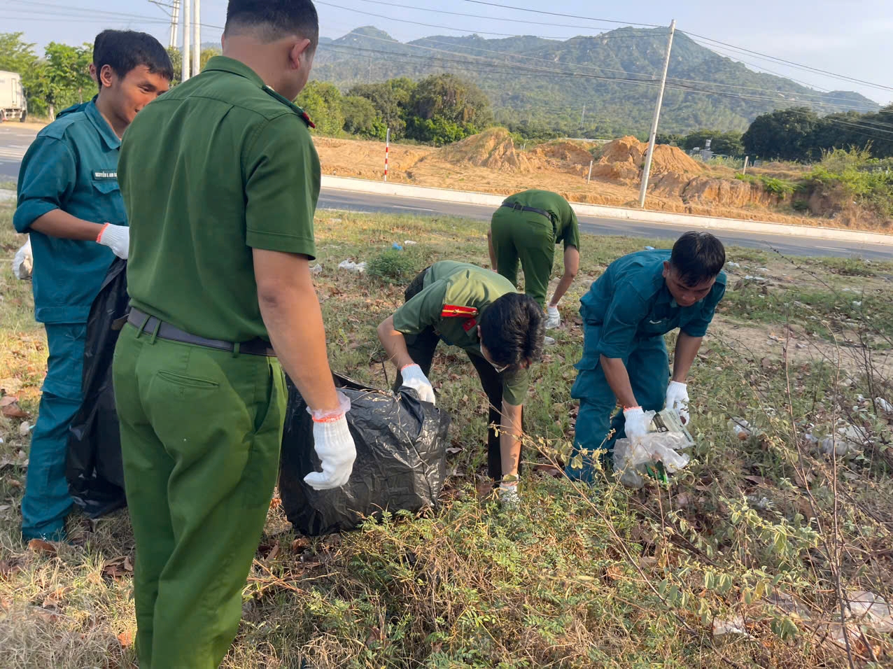 Tuổi trẻ Công an phường Cam Ranh phối hợp Đoàn phường ra quân cao điểm dọn vệ sinh, làm sạch môi trường khu dân cư
