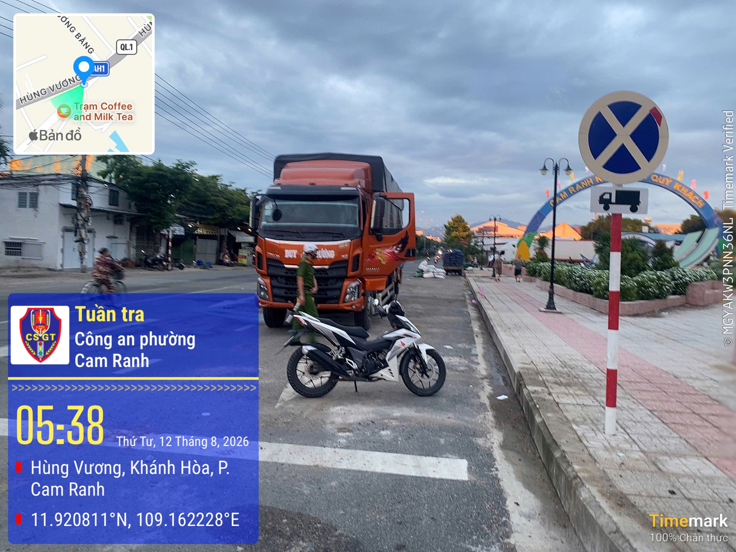 Công an phường Cam Ranh tăng cường tuần tra, kiểm soát, xử phạt nghiêm các trường hợp đỗ xe sai quy định
