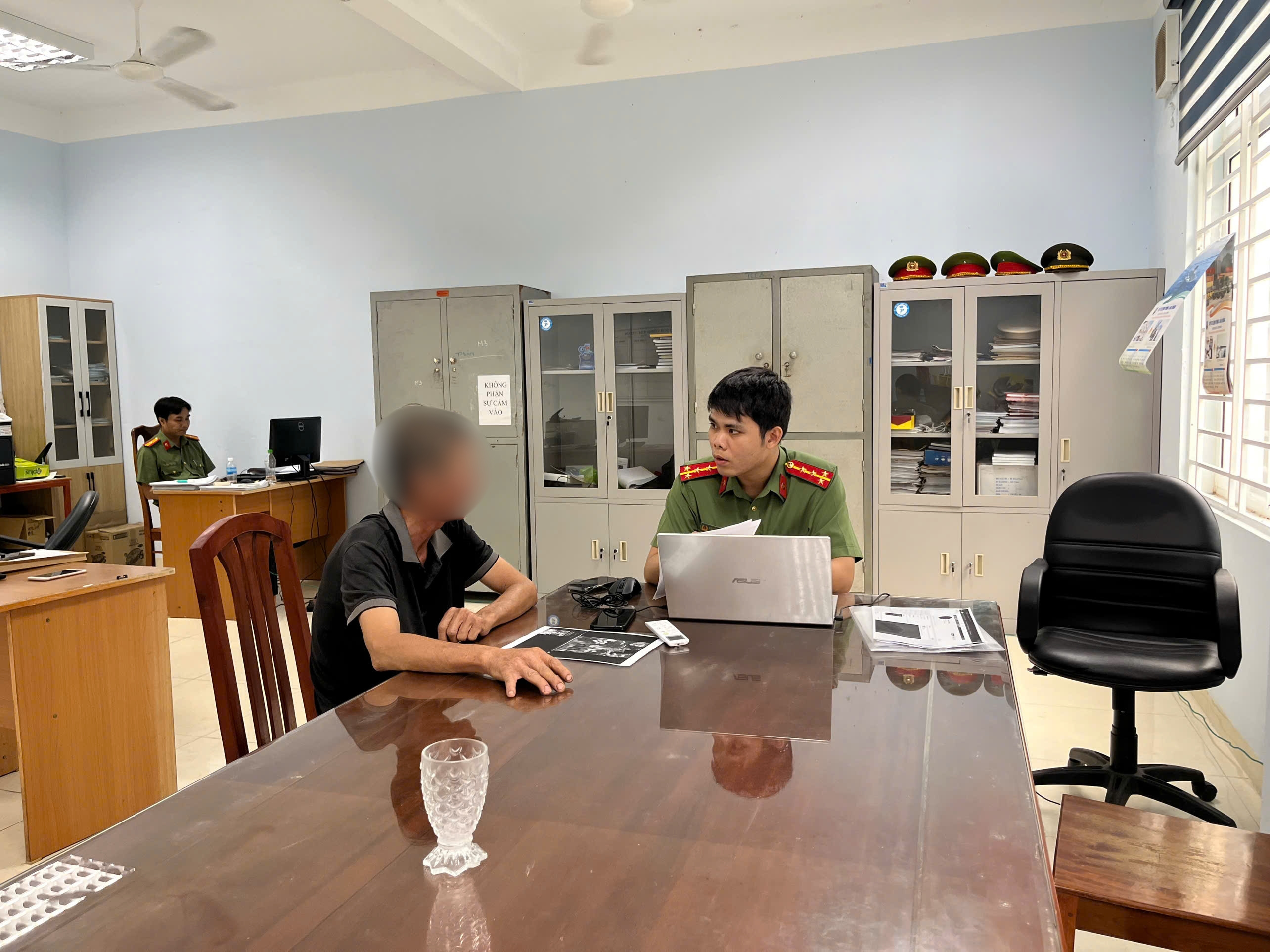 Công an phường Cam Ranh tiến hành làm việc đối với trường hợp bình luận trên trang tin xấu, độc