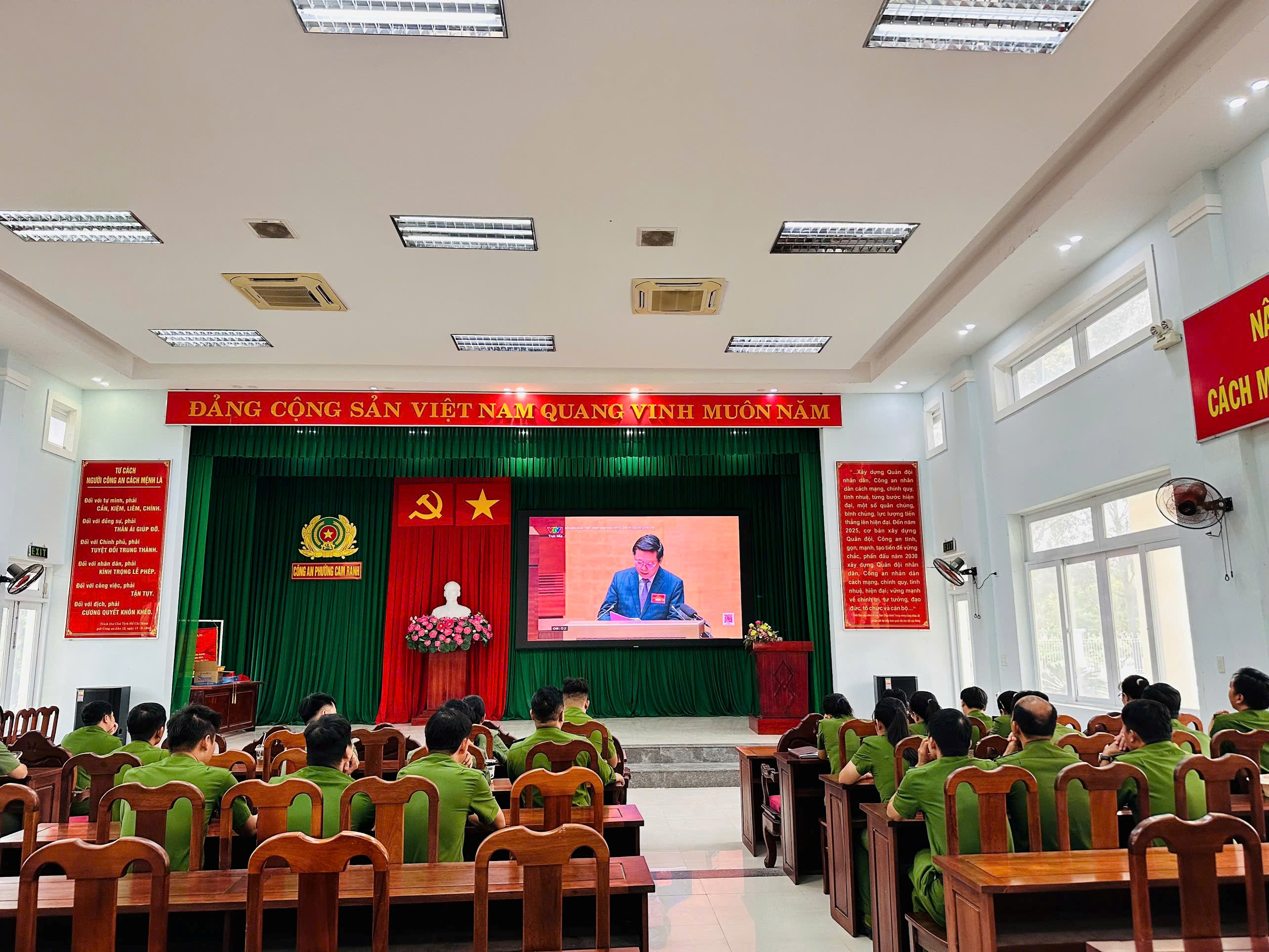 Công an phường Cam Ranh tổ chức nghiên cứu, học tập nghị quyết, chỉ thị của Bộ Chính trị