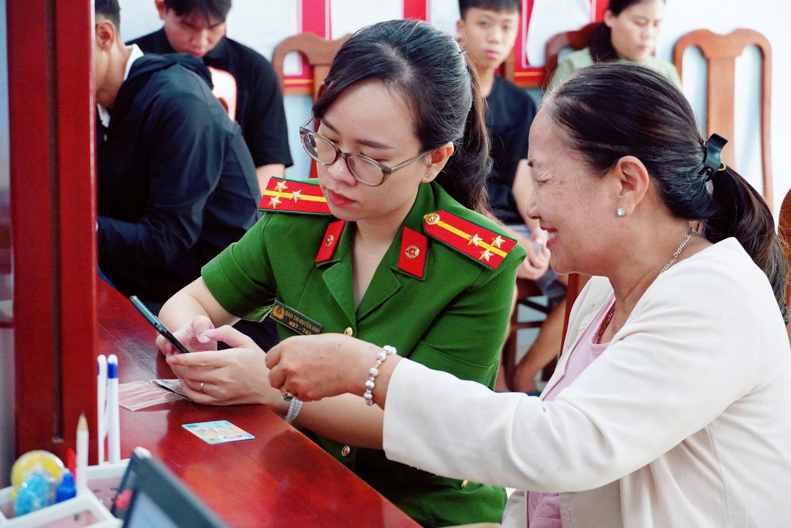 Công an phường Cam Ranh hướng dẫn người dân tích hợp thông tin, đánh giá cải cách hành chính trong Công an nhân dân trên ứng dụng VneID