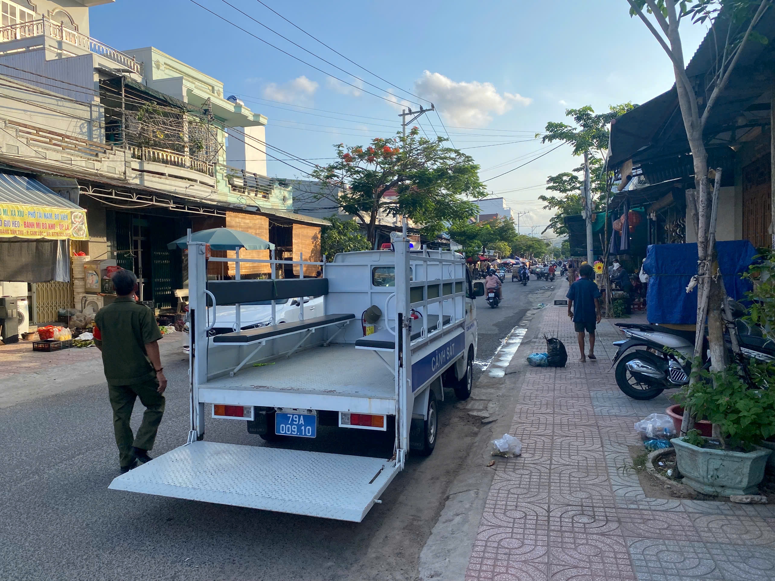 Công an phường Cam Ranh ra quân tuần tra kiểm soát, xử lý vi phạm trật tự công cộng và an toàn giao thông kết hợp tuyên truyền pháp luật