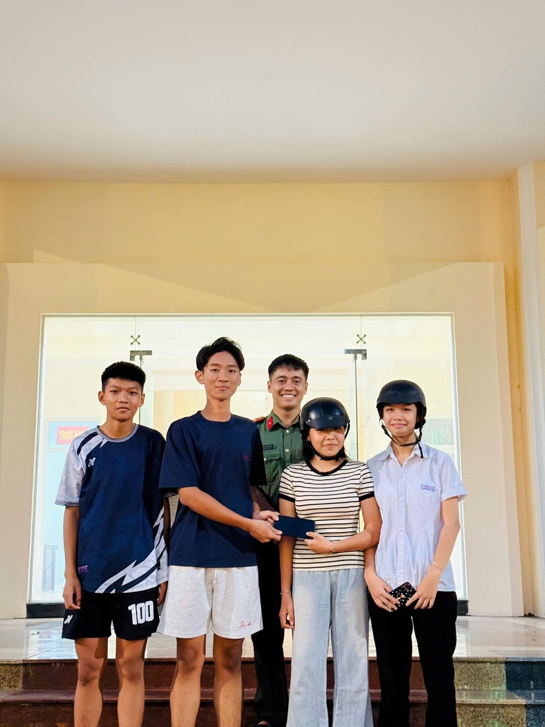 Công an phường Cam Ranh hỗ trợ tìm lại chiếc điện thoại đã mất