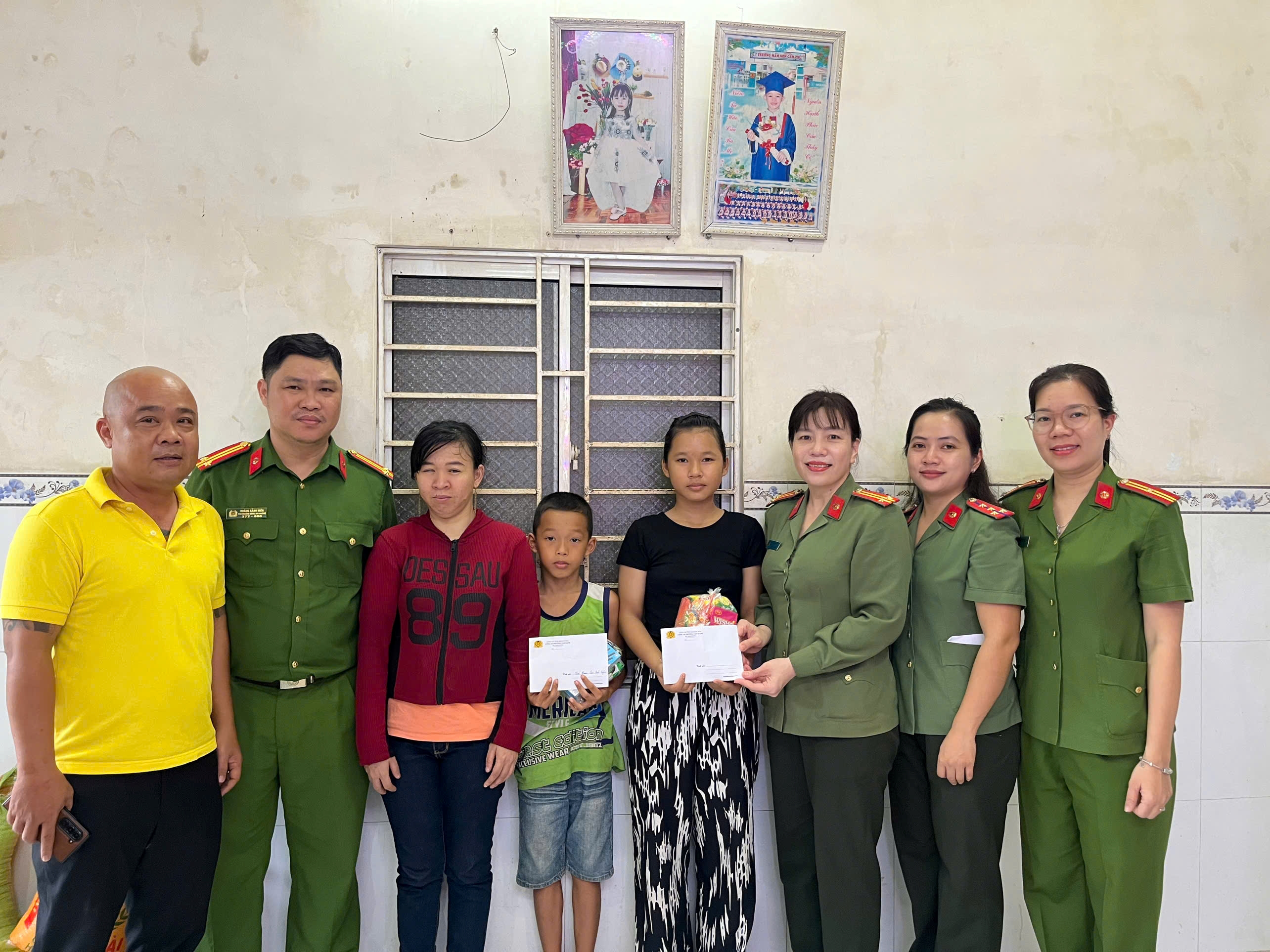 Nghĩa cử đẹp: Công an phường Cam Ranh thăm bé thiếu nhi là con đỡ đầu nhân dịp 1/6