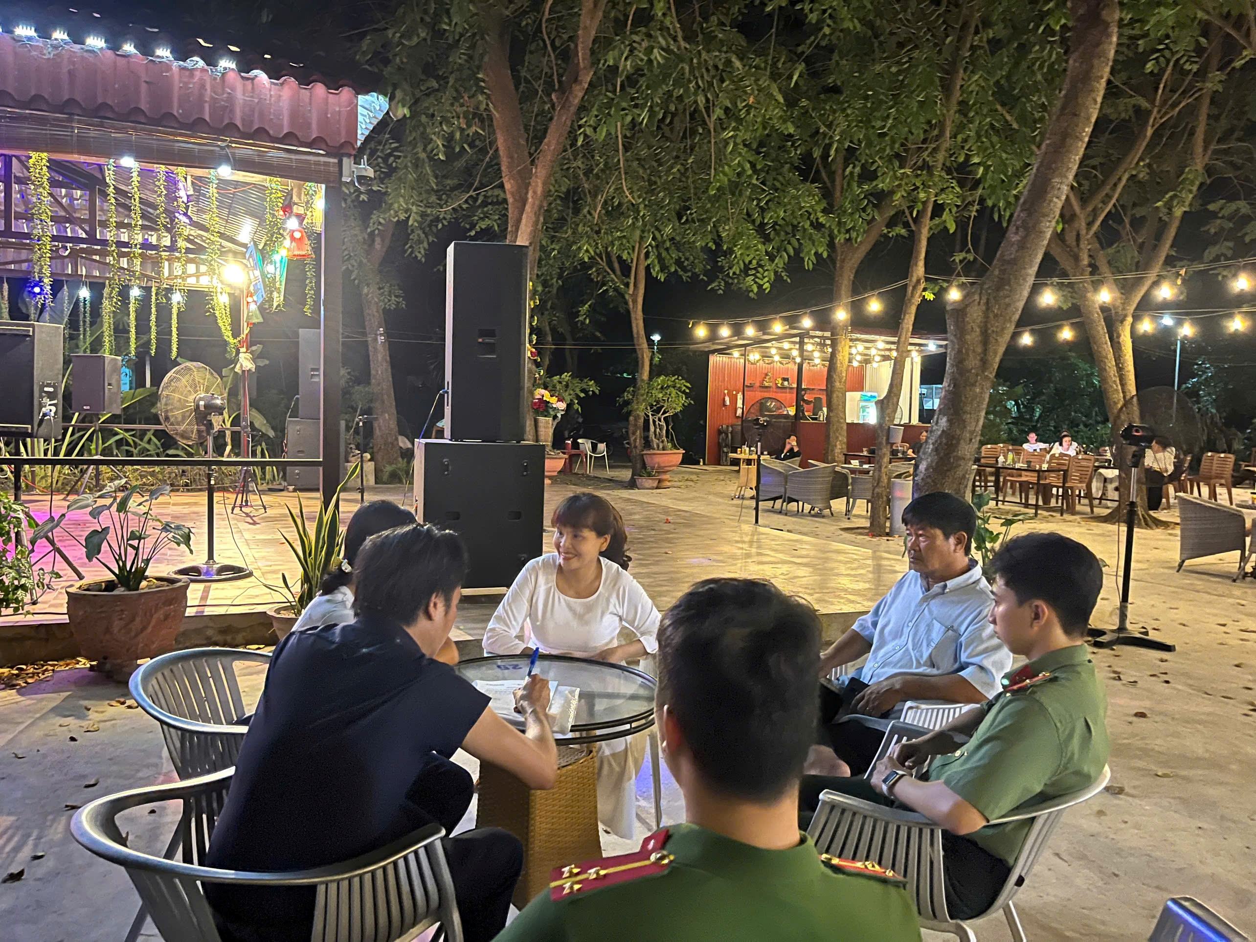 Công an phường Cam Ranh phối hợp kiểm tra các cơ sở kinh doanh văn hóa, giải trí trên địa bàn phường