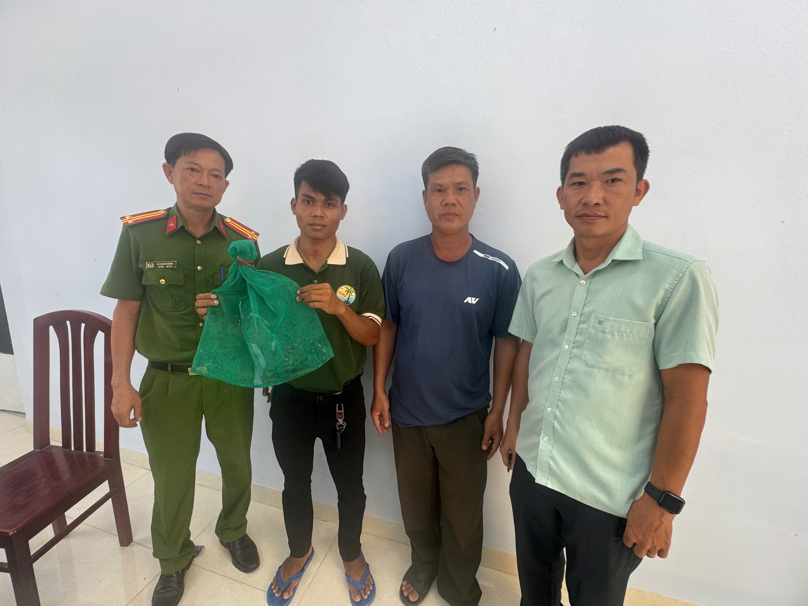 Công an phường Cam Ranh tiếp nhận bàn giao cá thể Kỳ đà hoa quý hiểm