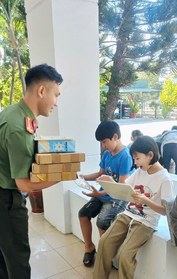 Công an phường Đông Hải lan tỏa hình ảnh đẹp qua hoạt động tặng quà cho thiếu nhi