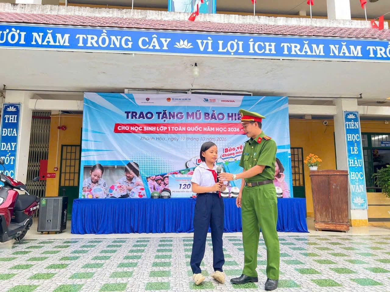Công an phường Đông Hải phối hợp tuyên truyền an toàn giao thông, trao tặng 120 mũ bảo hiểm cho học sinh tiểu học!