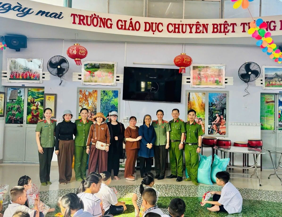 Công an phường Đông Hải: Trao yêu thương - Tiếp sức em đến trường!