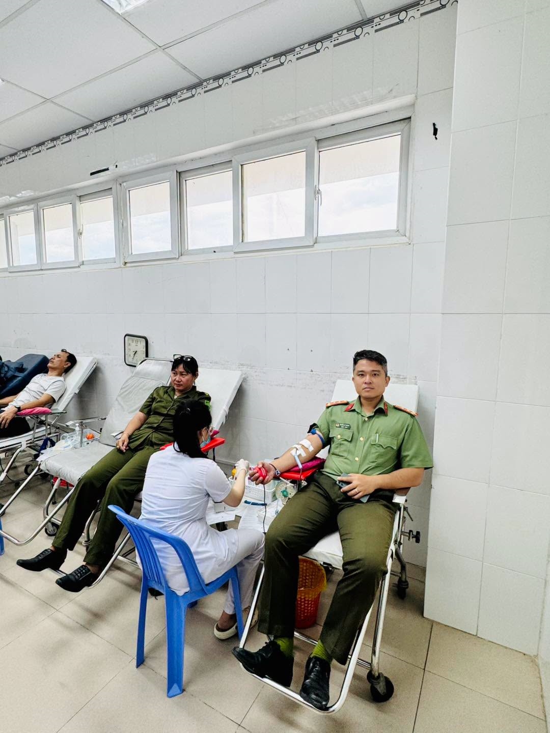 Công an phường Đông Hải tích cực hiến máu tình nguyện: Một giọt máu cho đi - Một cuộc đời ở lại!
