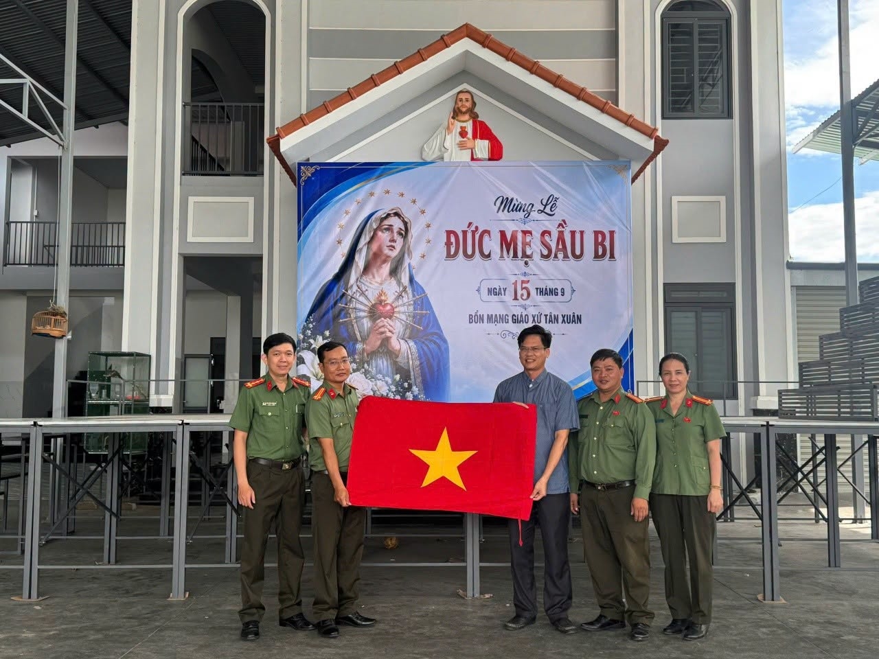 Công an phường Đông Hải: Trao tặng cờ Tổ quốc - Lan toả niềm tự hào, thắt chặt tình đoàn kết!