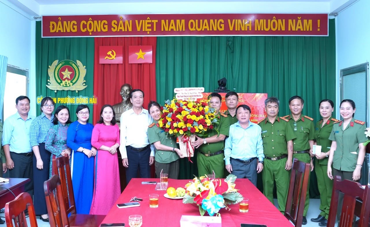 Công an phường Đông Hải vinh dự được các đoàn đến thăm, chúc mừng Kỷ niệm 80 năm ngày truyền thống lực lượng An ninh nhân dân