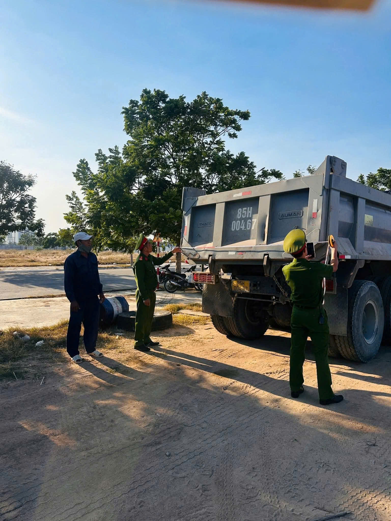 Công an phường Đông Hải triển khai tổng rà soát ô tô tải tự đổ, xe sơ-mi rơ-moóc từ 15 tấn trở lên