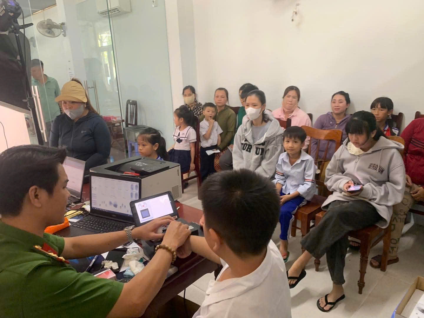 Công an phường Đông Hải đẩy nhanh tiến độ cấp căn cước, tài khoản định danh cho học sinh