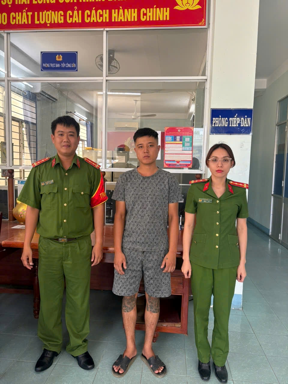 Công an phường Đô Vinh tống đạt quyết định đưa vào cơ sở cai nghiện bắt buộc với trường hợp trốn thi hành