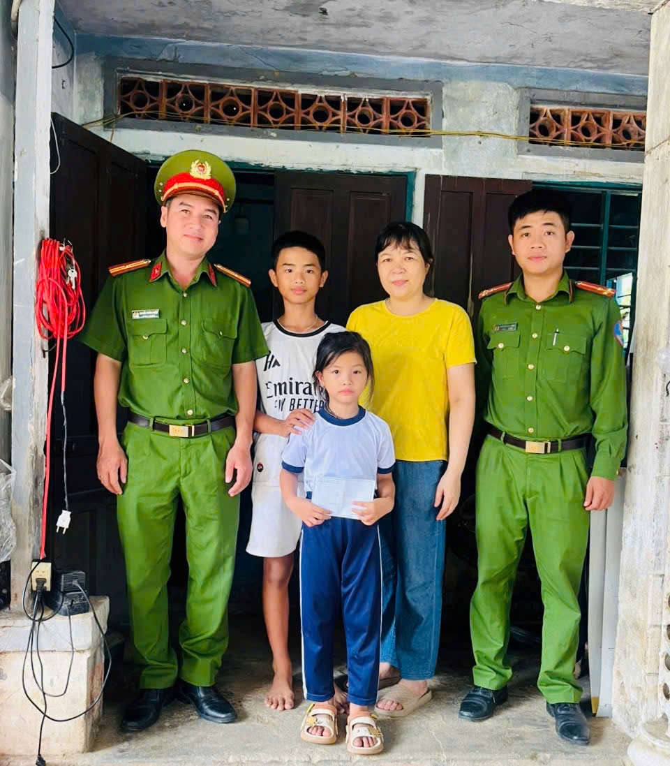 Công an phường Đô Vinh thăm, tặng quà học sinh có hoàn cảnh khó khăn đang được đơn vị nhận đỡ đầu nhân dịp khai giảng năm học mới