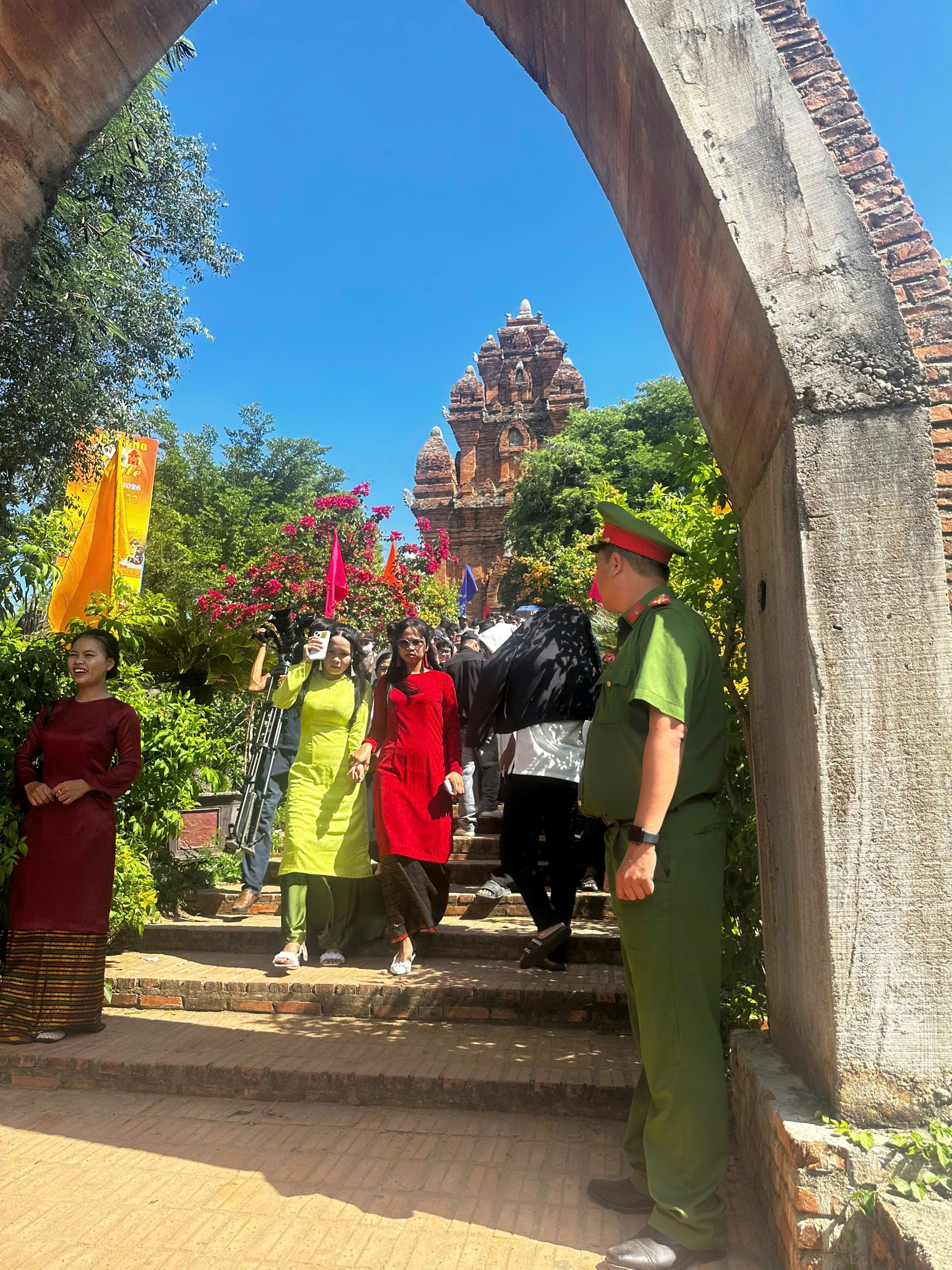 Công an phường Đô Vinh nhận thư cảm ơn về công tác bảo đảm an ninh, trật tự Lễ hội Katê năm 2026
