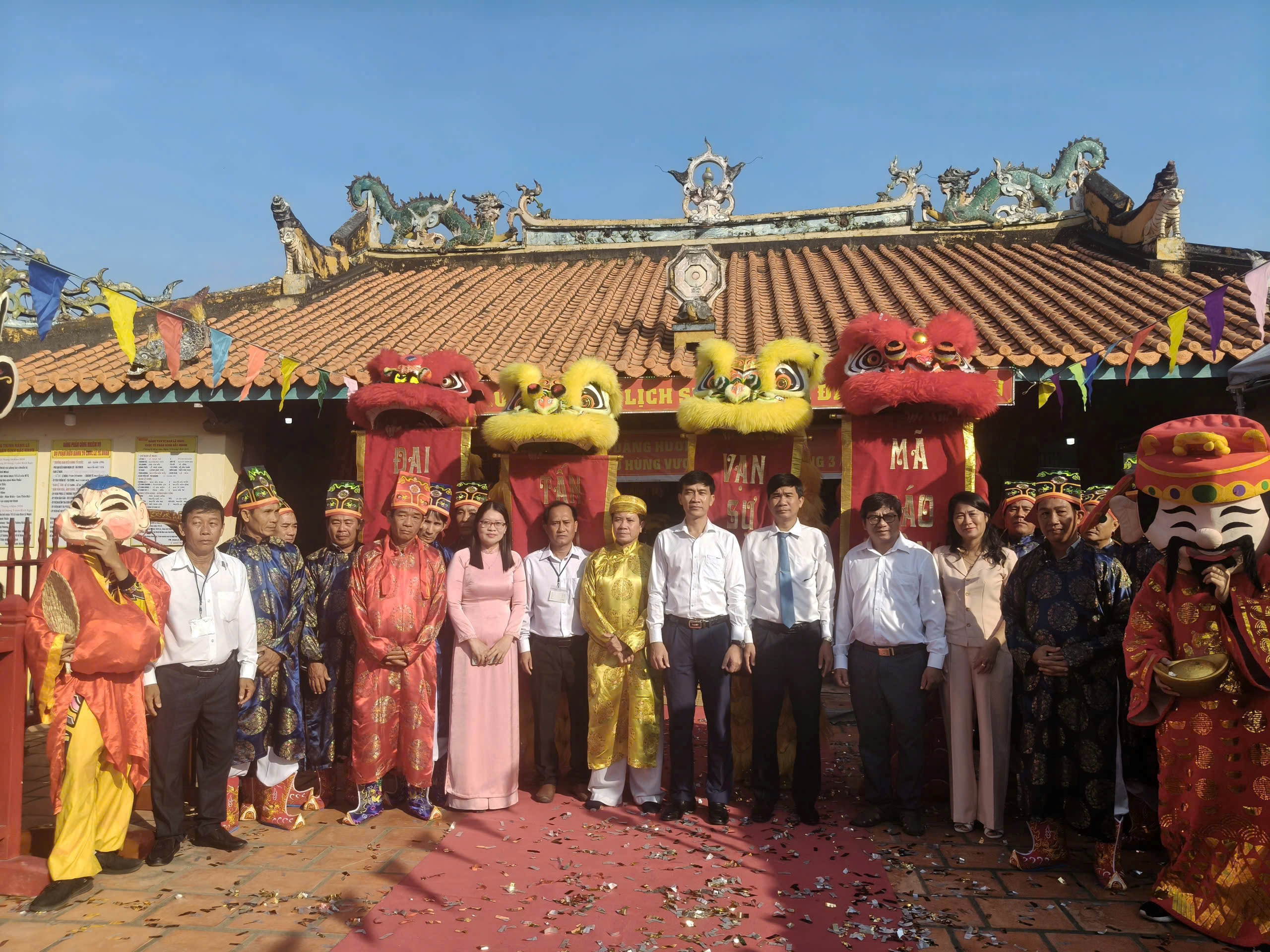 Công an phường Đô Vinh nhận thư cảm ơn của BQL Đình Đắc Nhơn trong công tác đảm bảo ANTT Lễ hội diễn ra tại địa phương