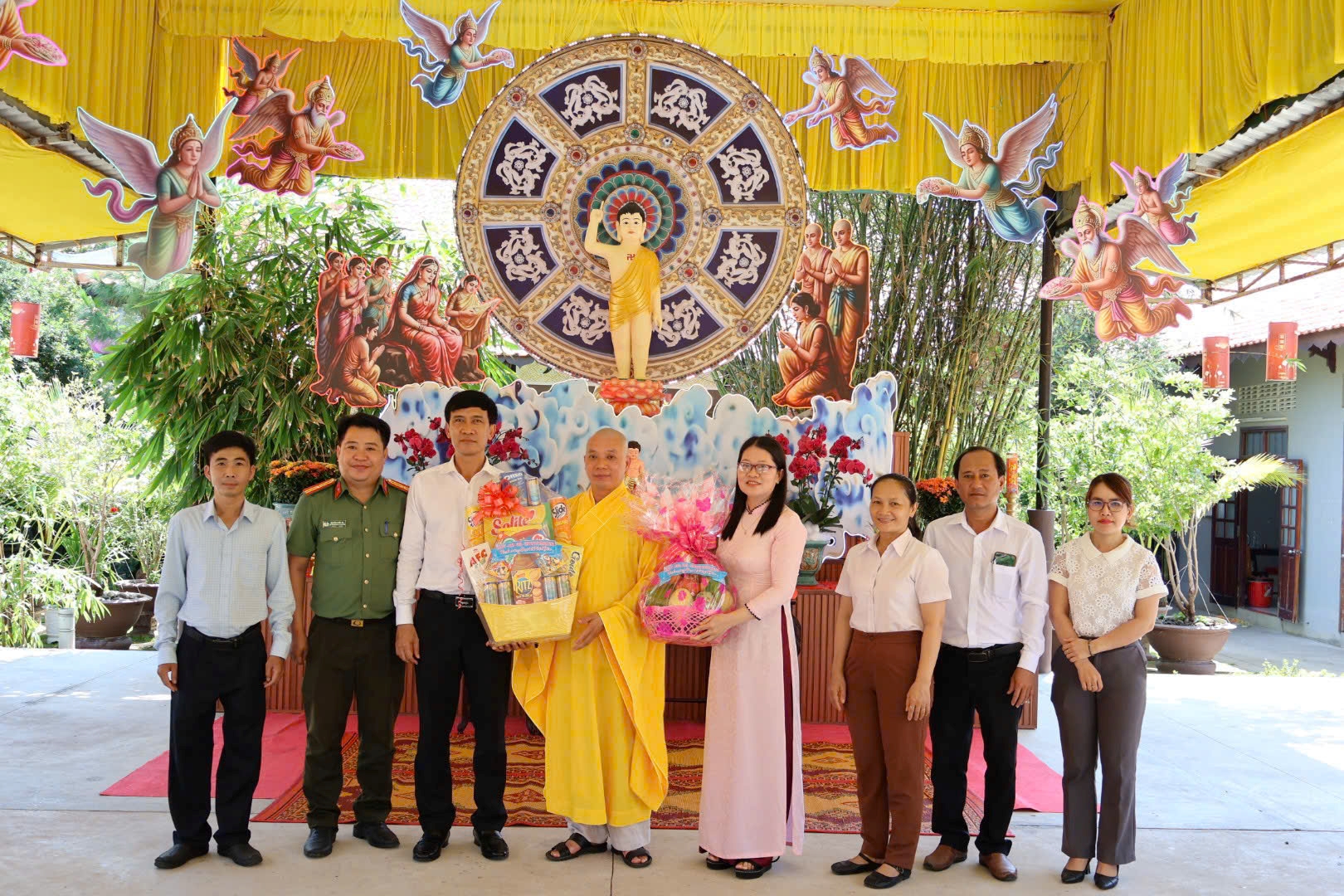 Công an phường Đô Vinh phối hợp các ban ngành, đoàn thể địa phương thăm, tặng quà các cơ sở Phật Giáo trên địa bàn nhân dịp Đại lễ Phật đản năm 2026
