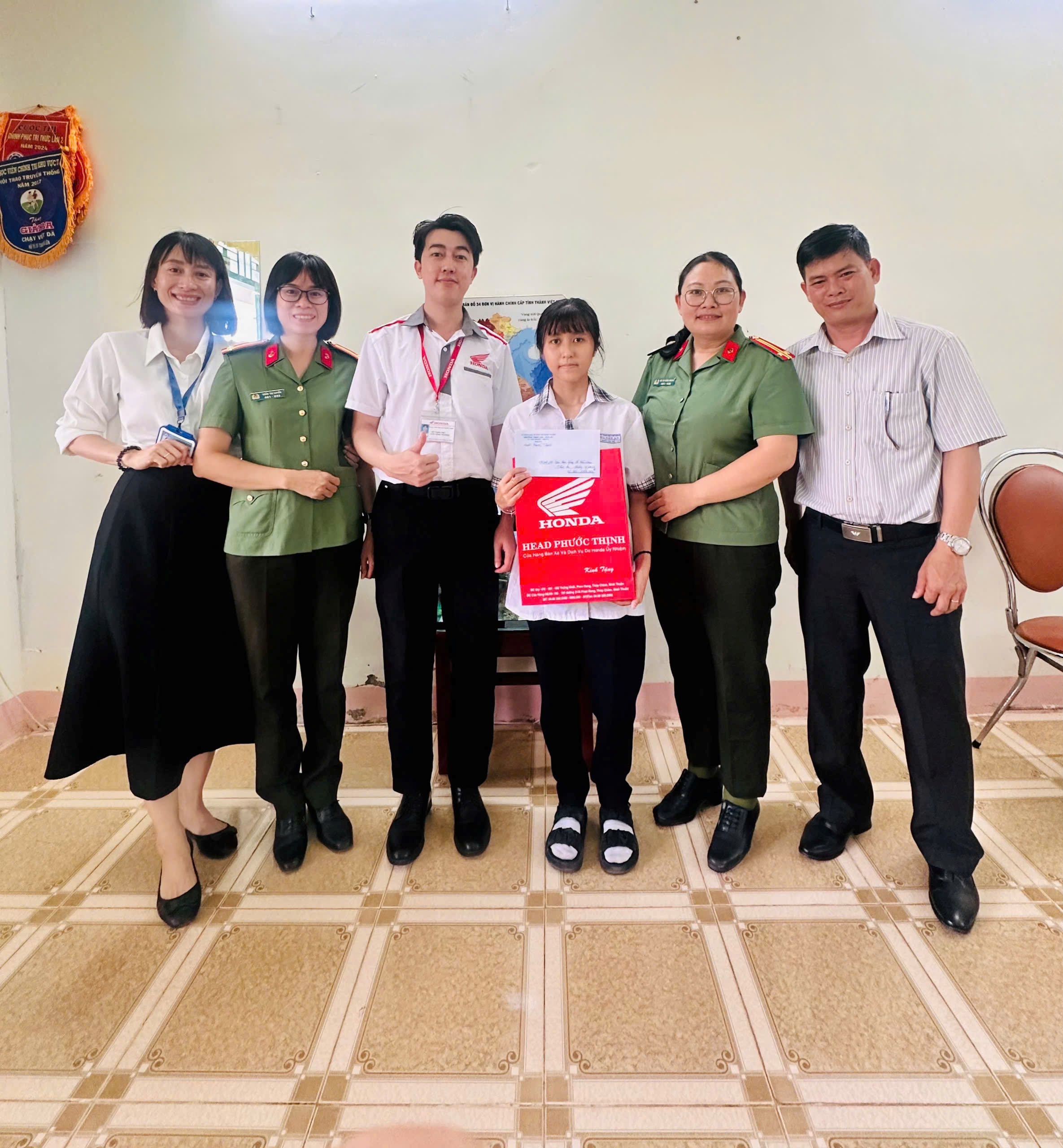 Chi hội Phụ nữ Công an phường Đô Vinh lan tỏa yêu thương – đồng hành cùng trẻ em có hoàn cảnh khó khăn