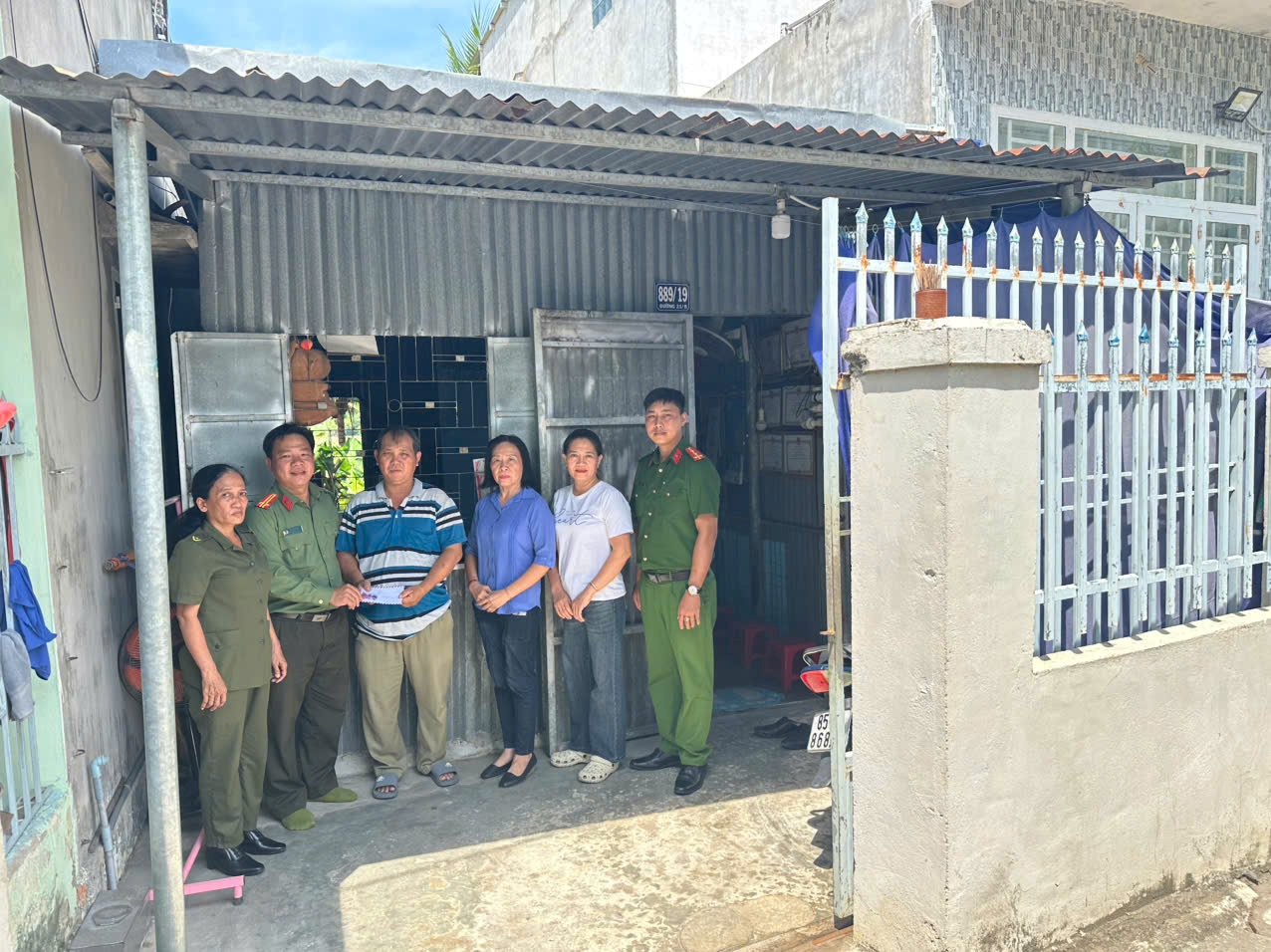 Công an phường Đô Vinh  thăm, tặng quà gia đình thành viên lực lượng tham gia bảo vệ ANTT ở cơ sở có hoàn cảnh khó khăn