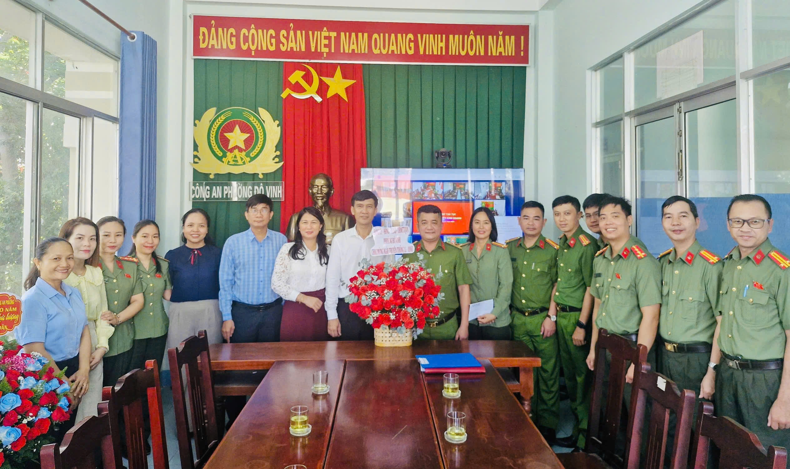 Đoàn Thường trực Đảng ủy, HĐND, UBND, Ủy ban MTTQ Việt Nam phường Đô Vinh đến thăm, chúc mừng cán bộ, chiến sĩ Công an phường