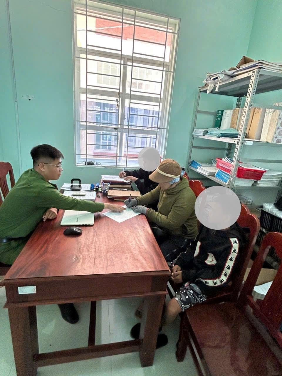 Công an phường Đô Vinh tăng cường tuyên truyền, xử lý tình trạng học sinh, thanh thiếu niên độ chế xe đạp điện